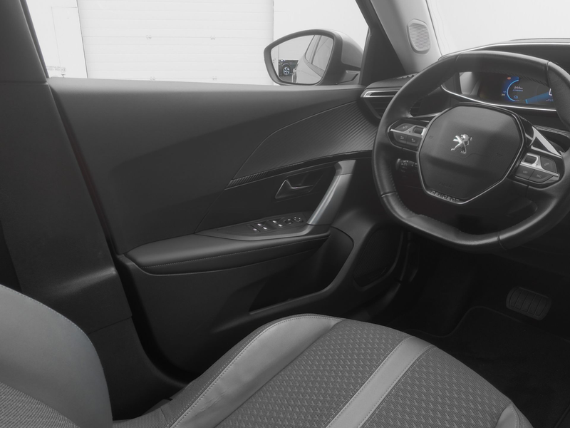 Peugeot e-2008 EV Allure 50 kWh | CAMERA | CARPLAY | STOELVERWARM — photo 12