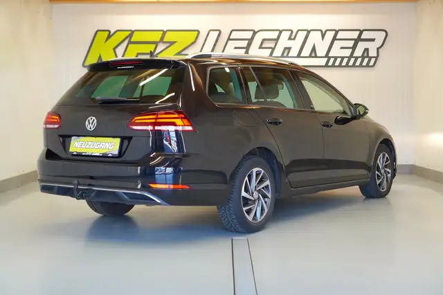 Volkswagen Golf view 4