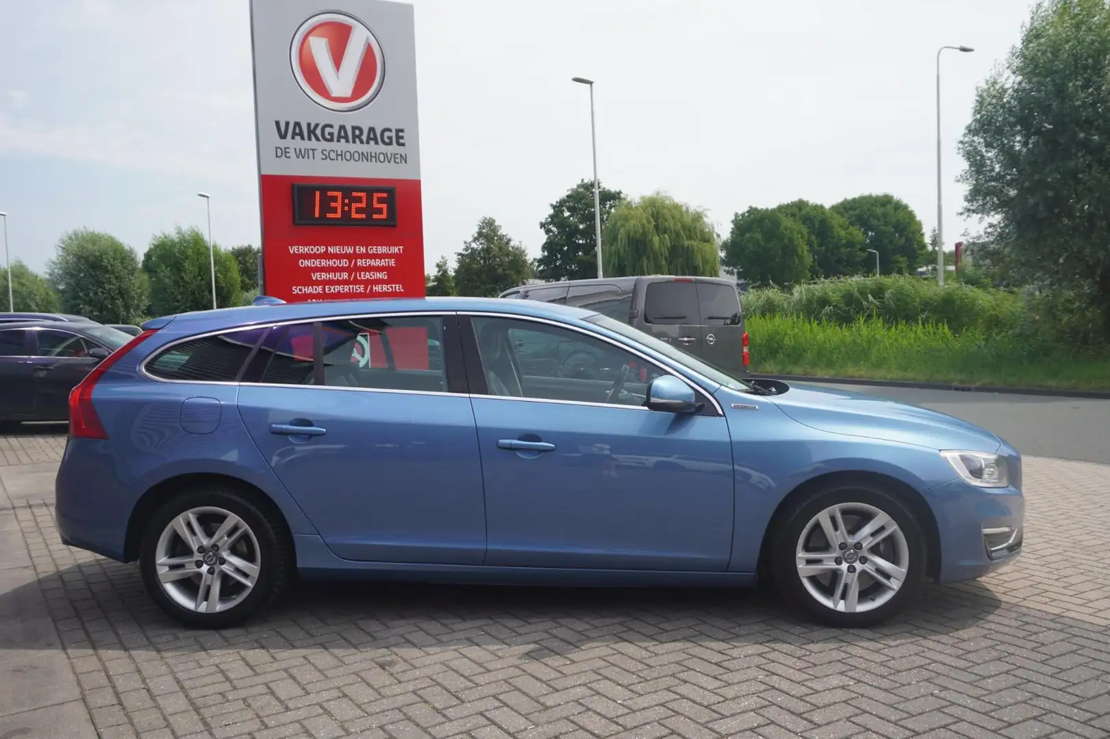 Volvo V60 2.4 D6 AWD Plug-In Hybrid Summum / Cruise / Stoelv Blauw - 2
