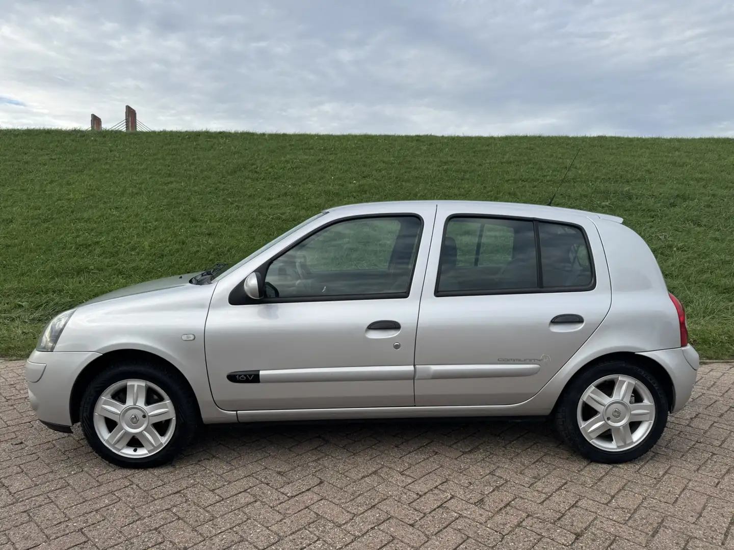 Renault Clio 1.2-16V Community Airco | BT audio | 15" LMV Grijs - 2