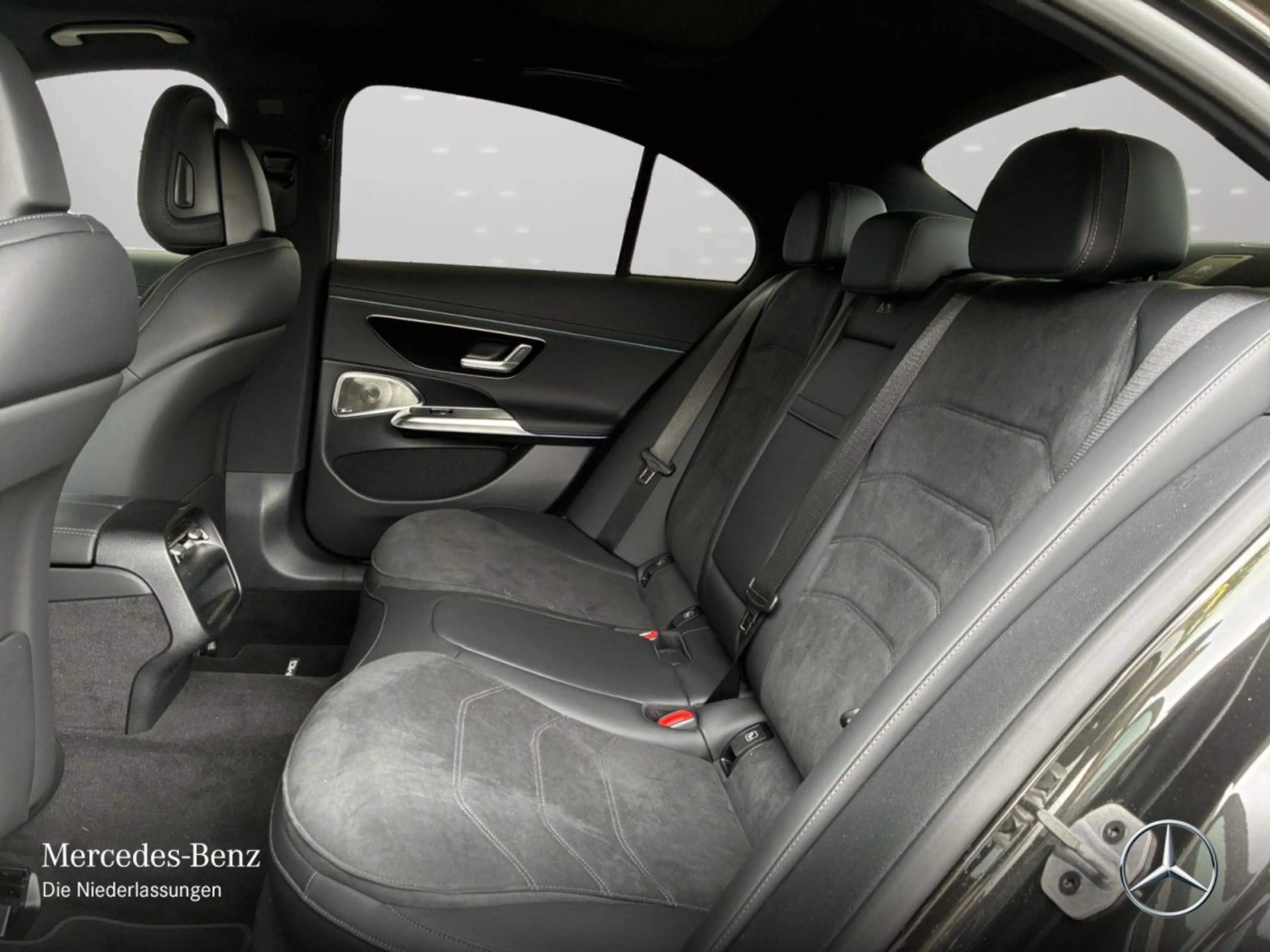 Mercedes-Benz E 200 4M AMG WideScreen 360° Pano Burmester Distr. — photo 12