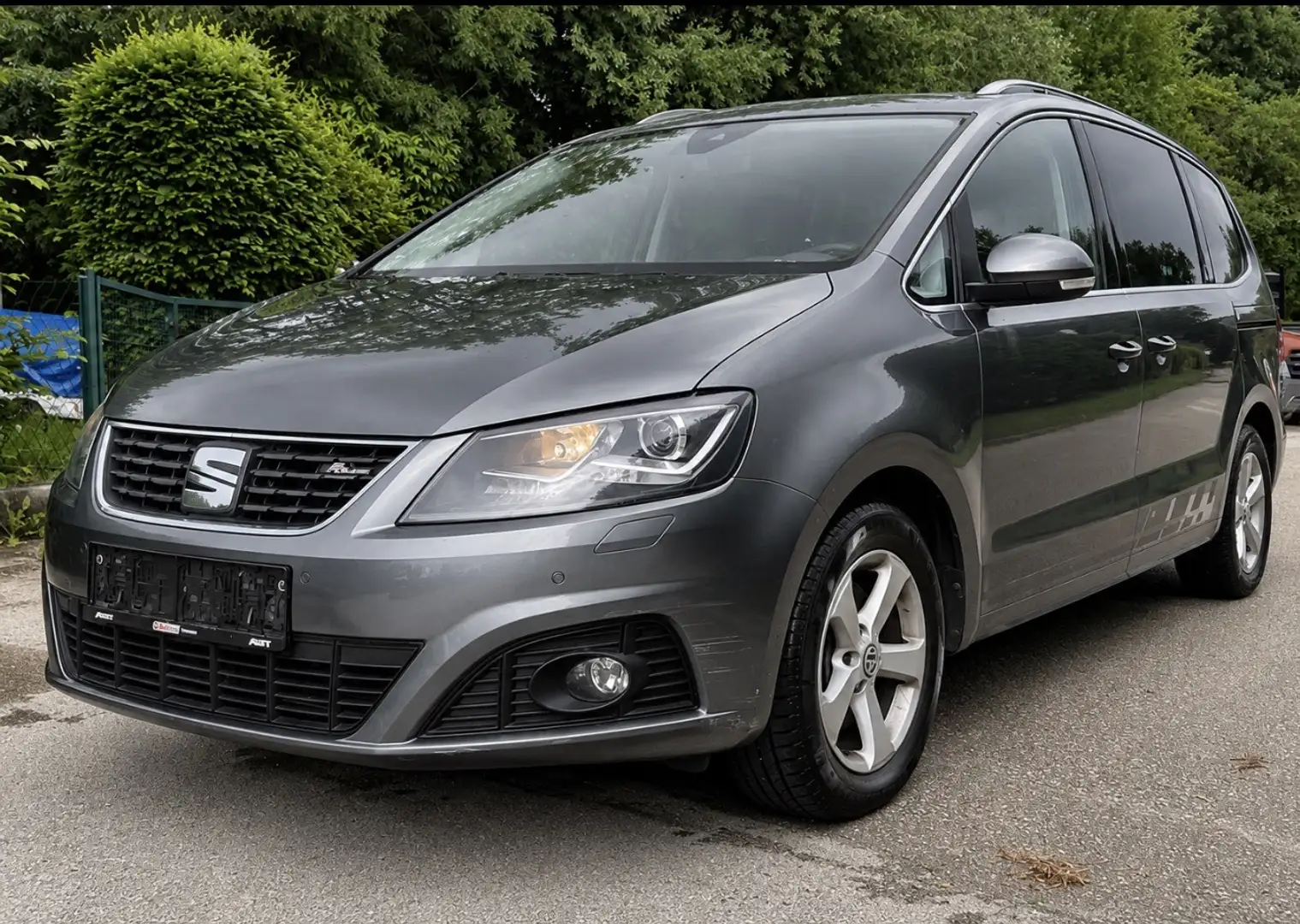 SEAT Alhambra FR 2,0 TDI DSG 4WD Grau - 1
