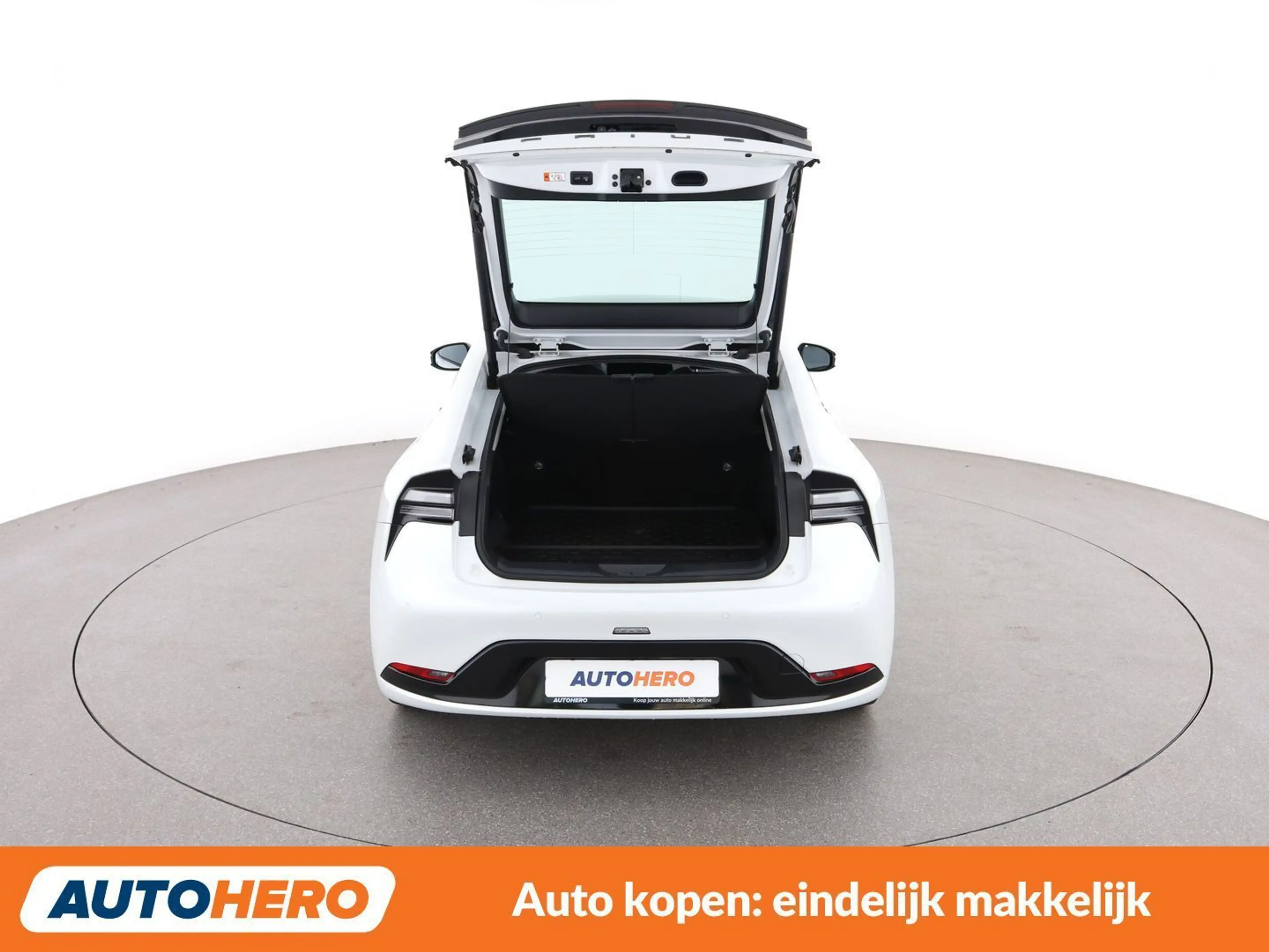 Toyota Prius 2.0 Plug-in Hybrid Design — photo 17
