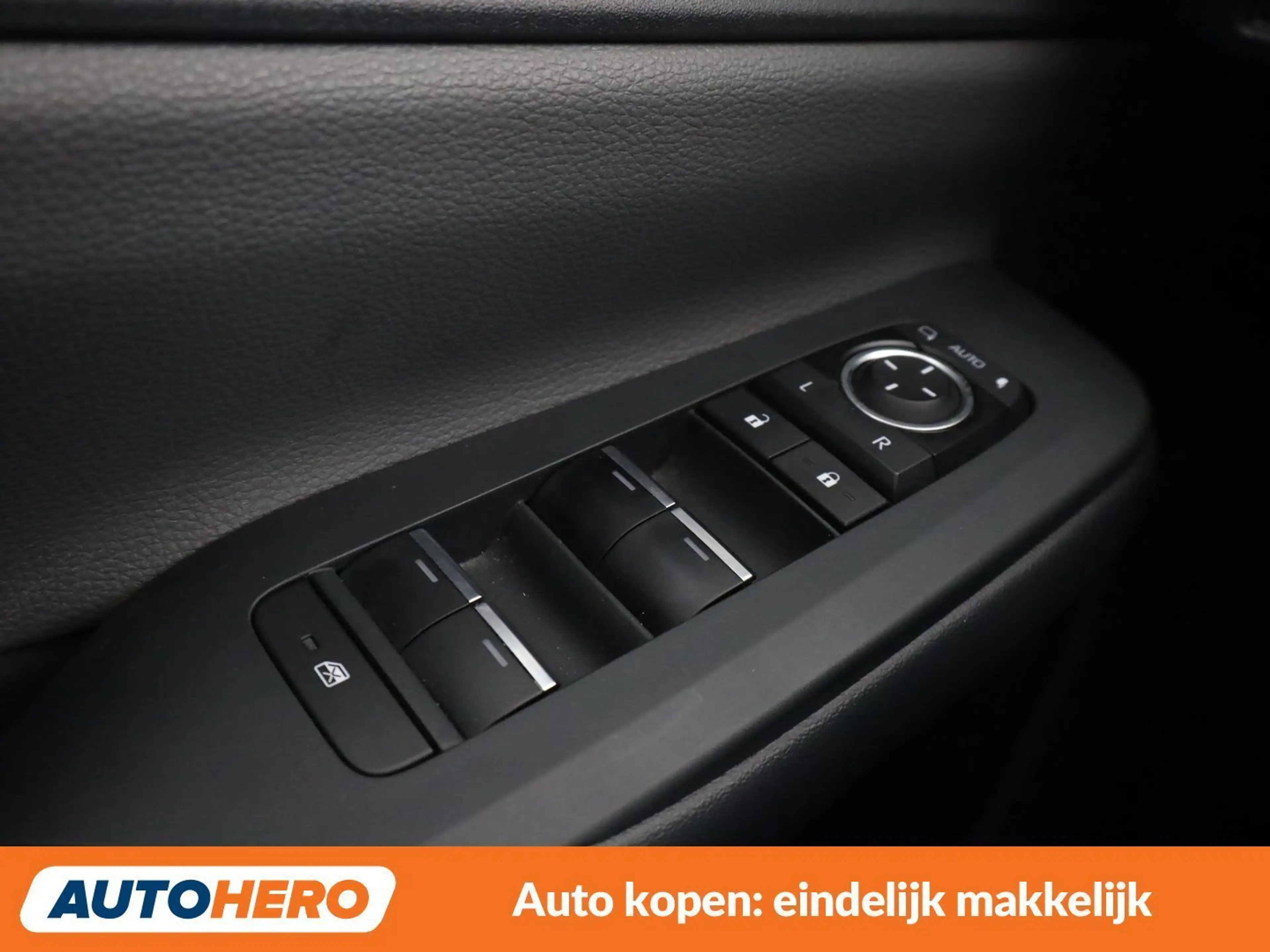 Toyota Prius 2.0 Plug-in Hybrid Design — photo 28
