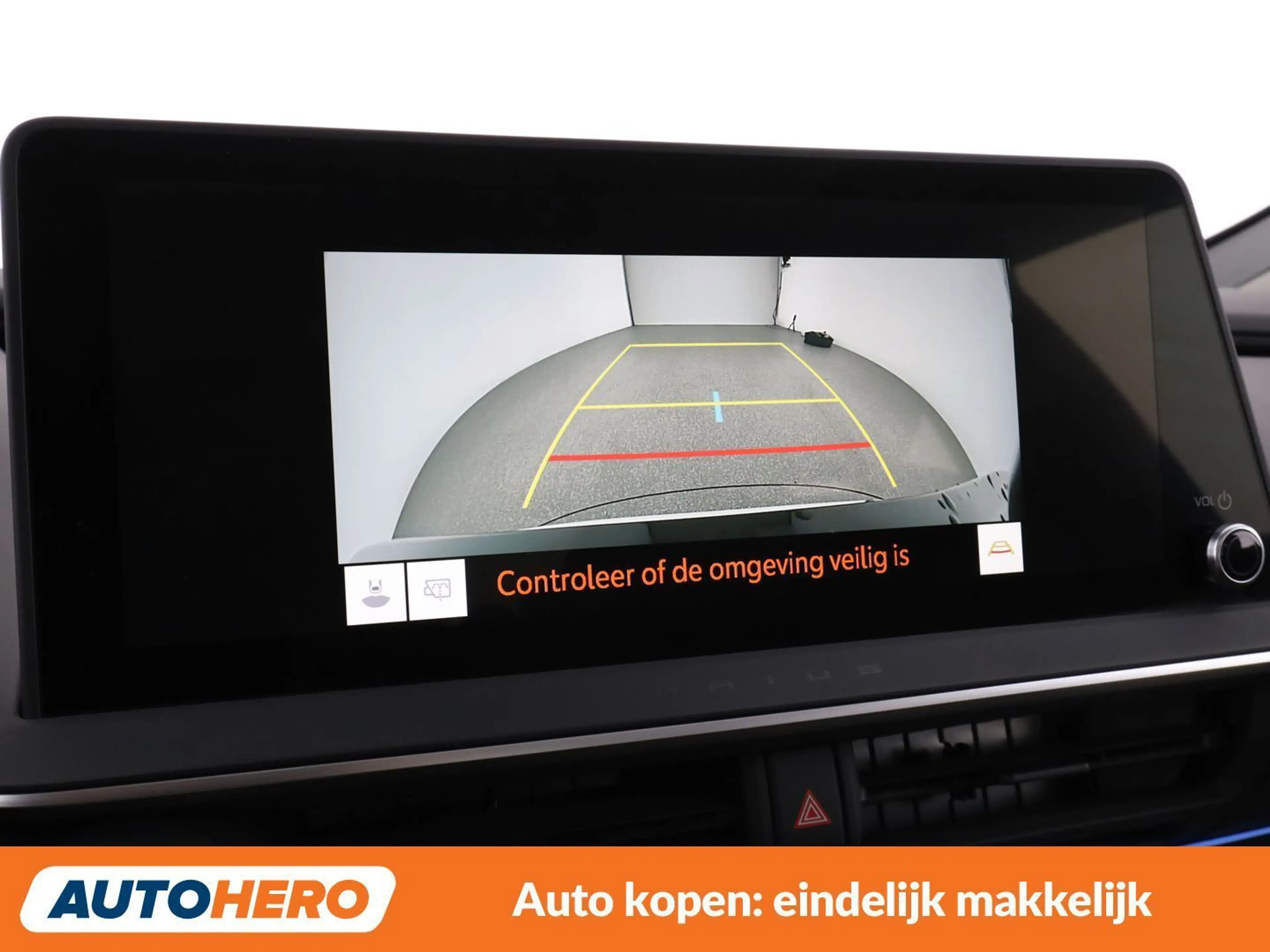 Toyota Prius 2.0 Plug-in Hybrid Design — photo 24