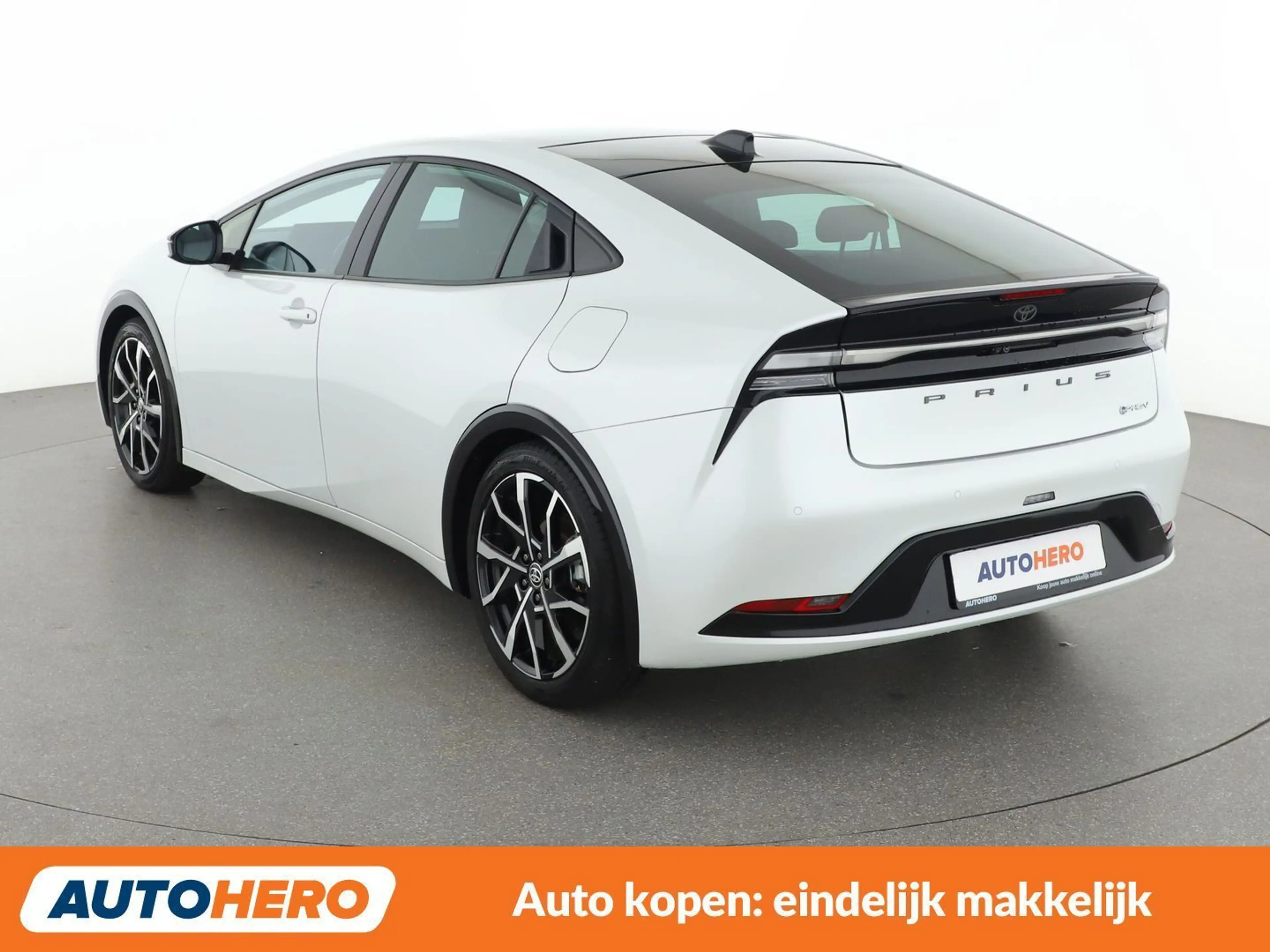Toyota Prius 2.0 Plug-in Hybrid Design — photo 4
