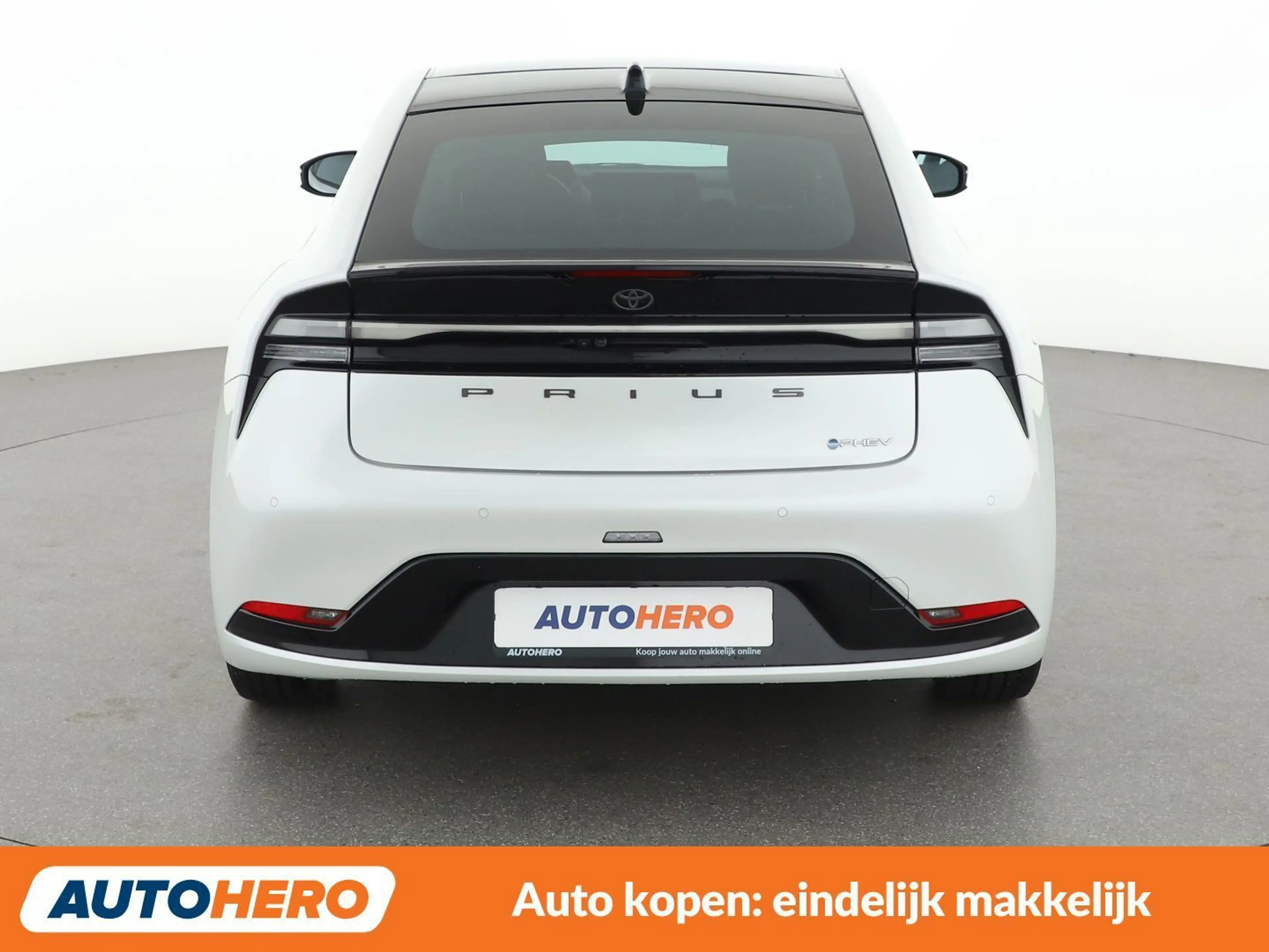 Toyota Prius 2.0 Plug-in Hybrid Design — photo 5