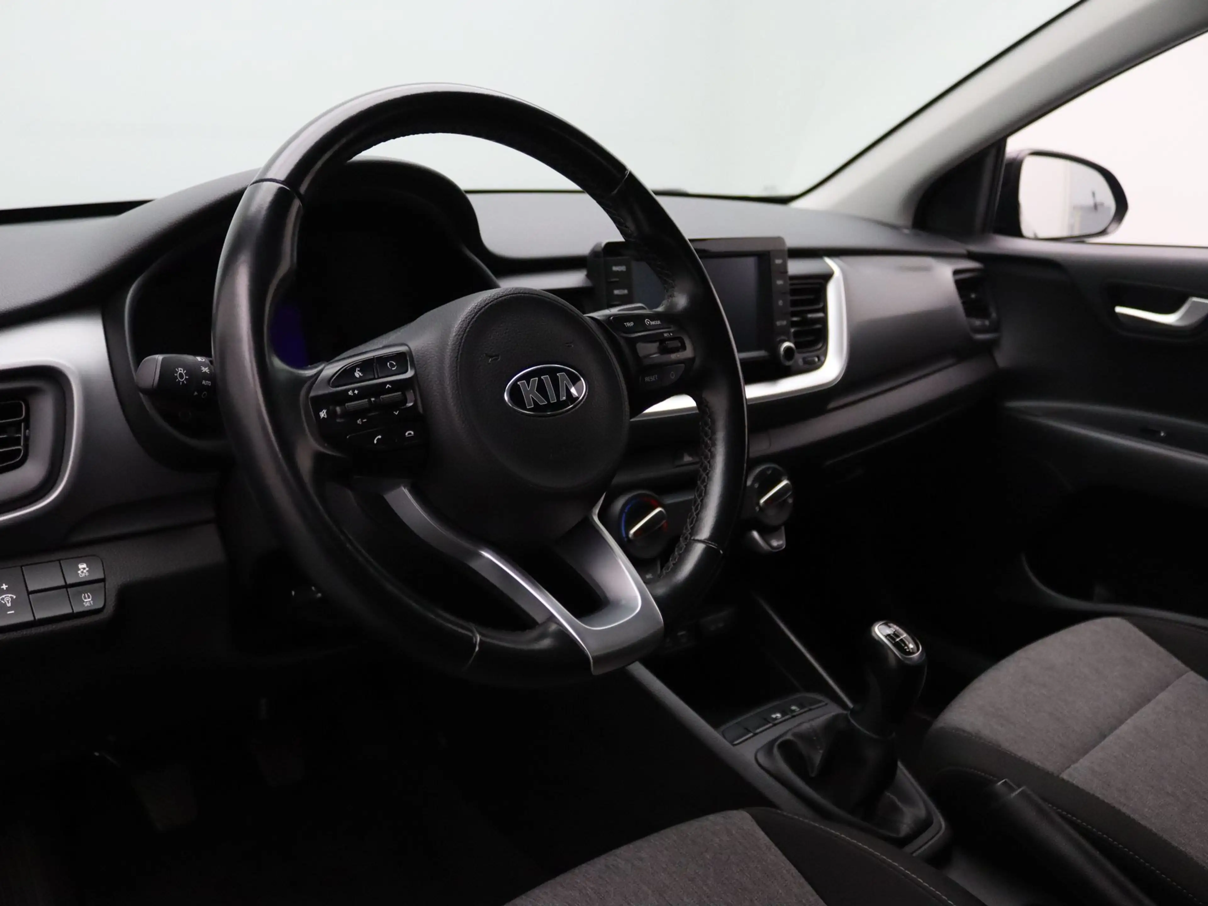 Kia Stonic 100pk T-GDi DynamicLine Apple Carplay/Android Auto — photo 3
