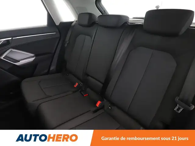 Audi Q3 view 14