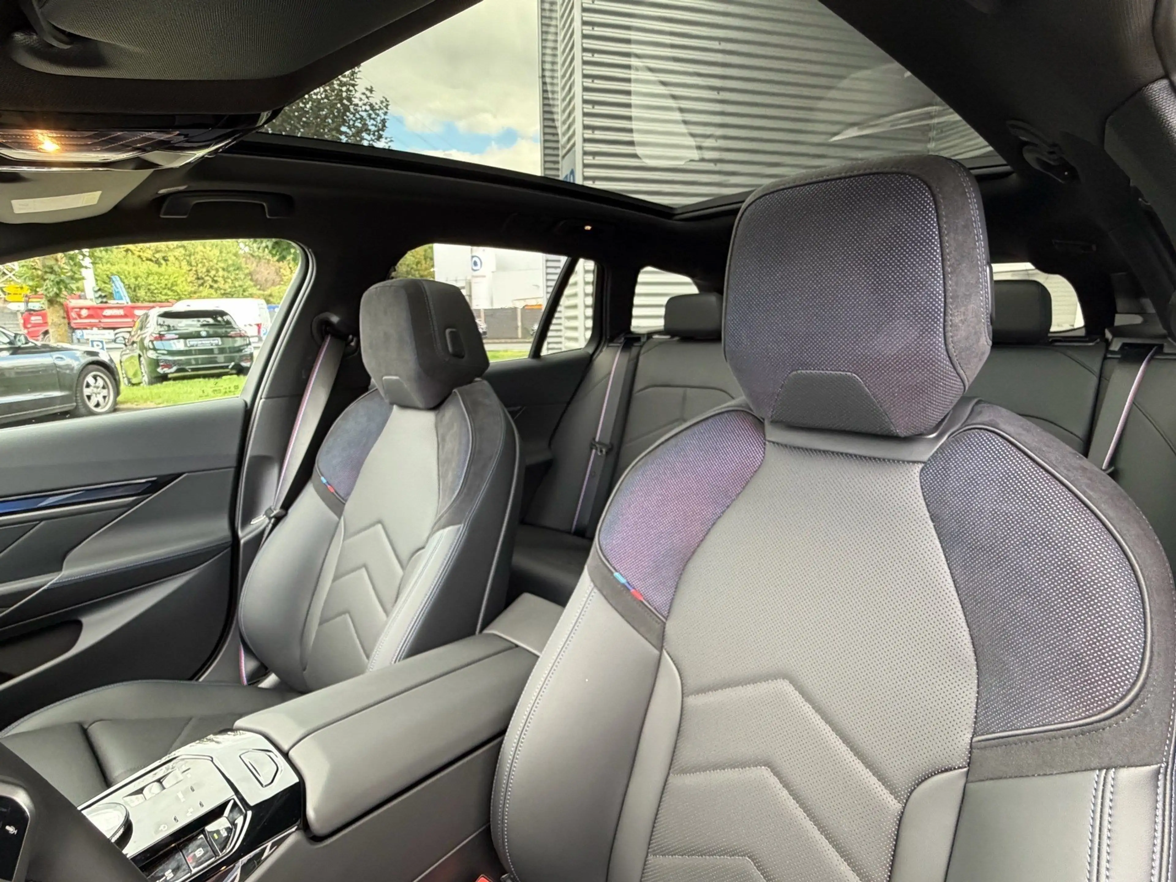 BMW i5 eDrive40 MSportPro HUD PANO DAProf AHK — photo 13