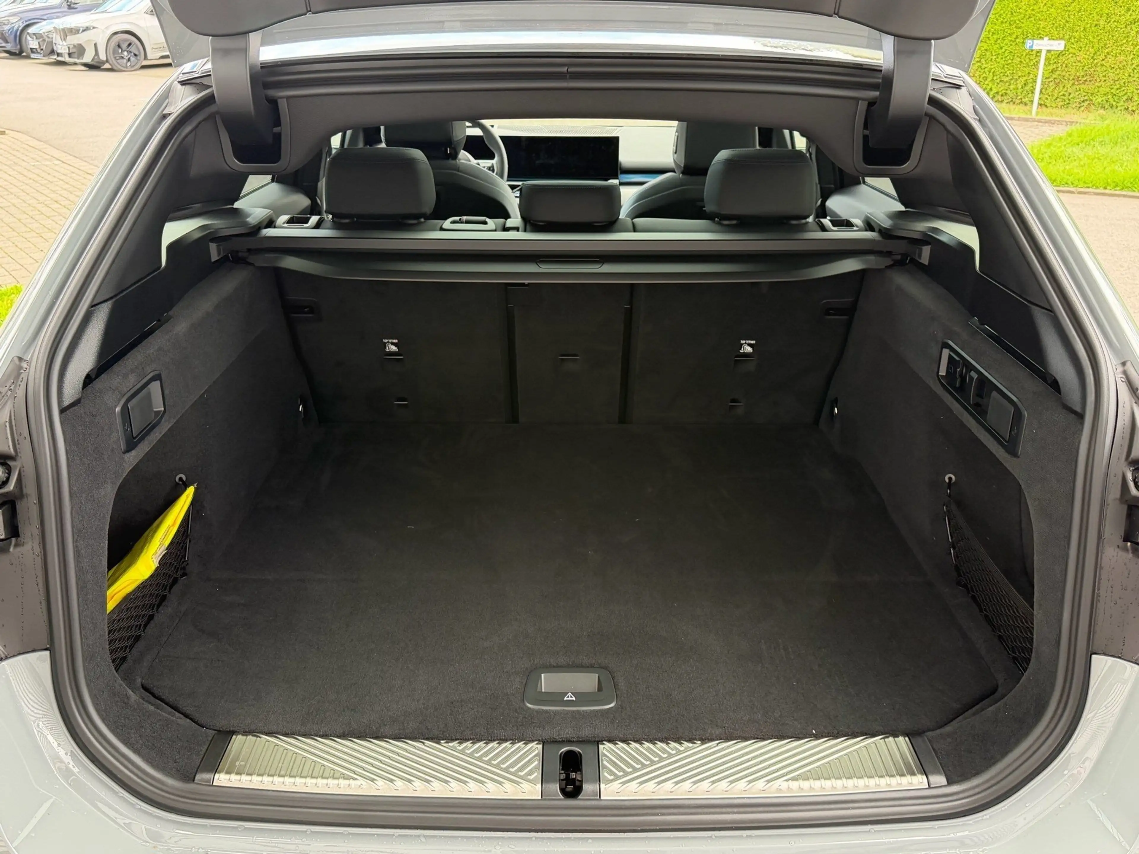 BMW i5 eDrive40 MSportPro HUD PANO DAProf AHK — photo 18
