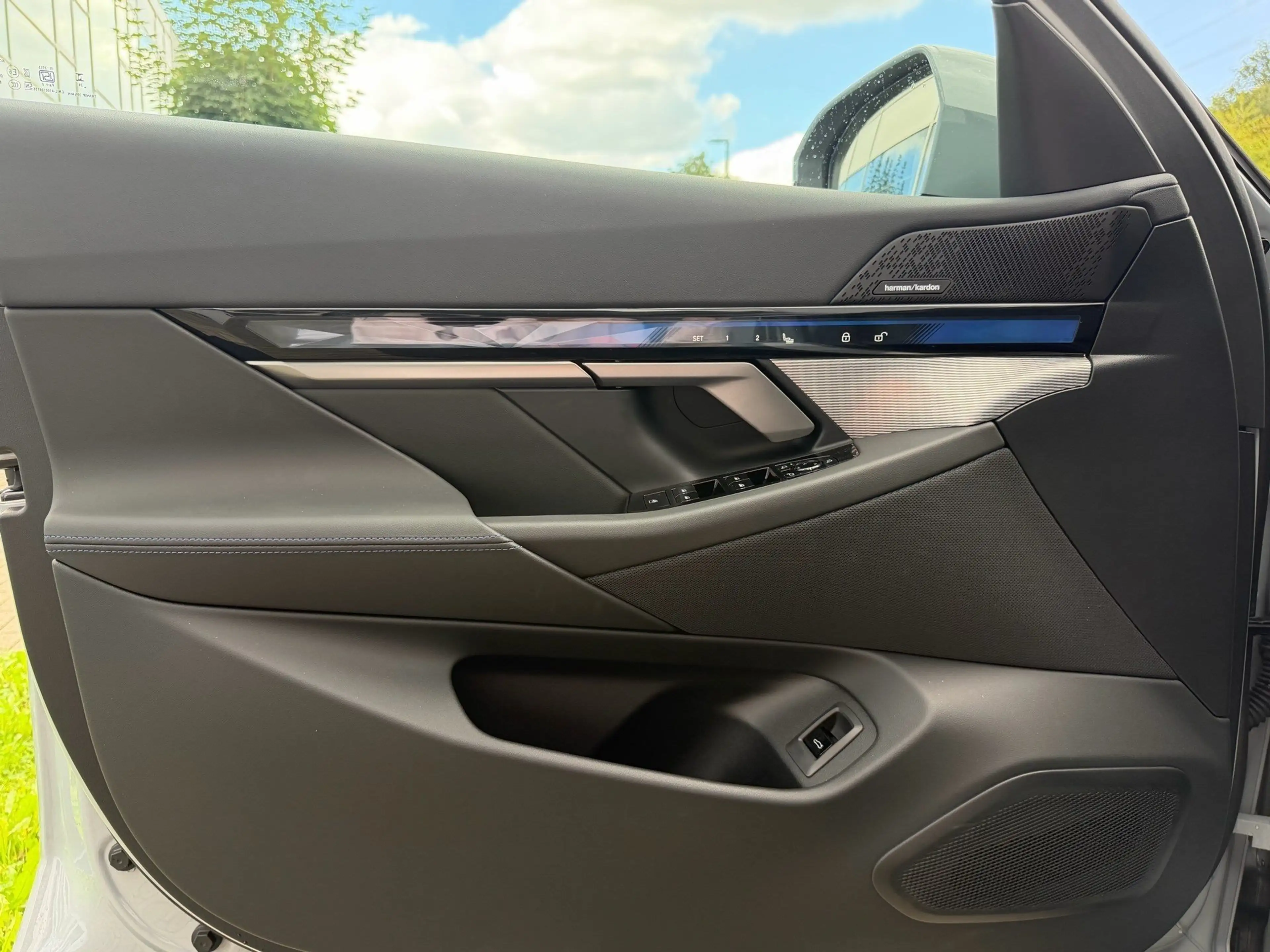 BMW i5 eDrive40 MSportPro HUD PANO DAProf AHK — photo 14