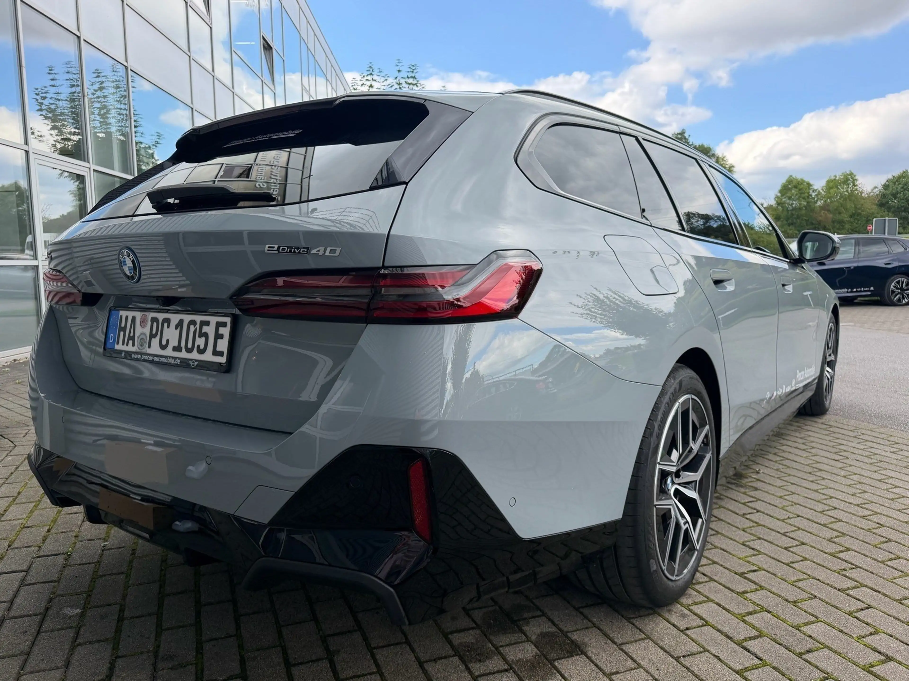 BMW i5 eDrive40 MSportPro HUD PANO DAProf AHK — photo 5