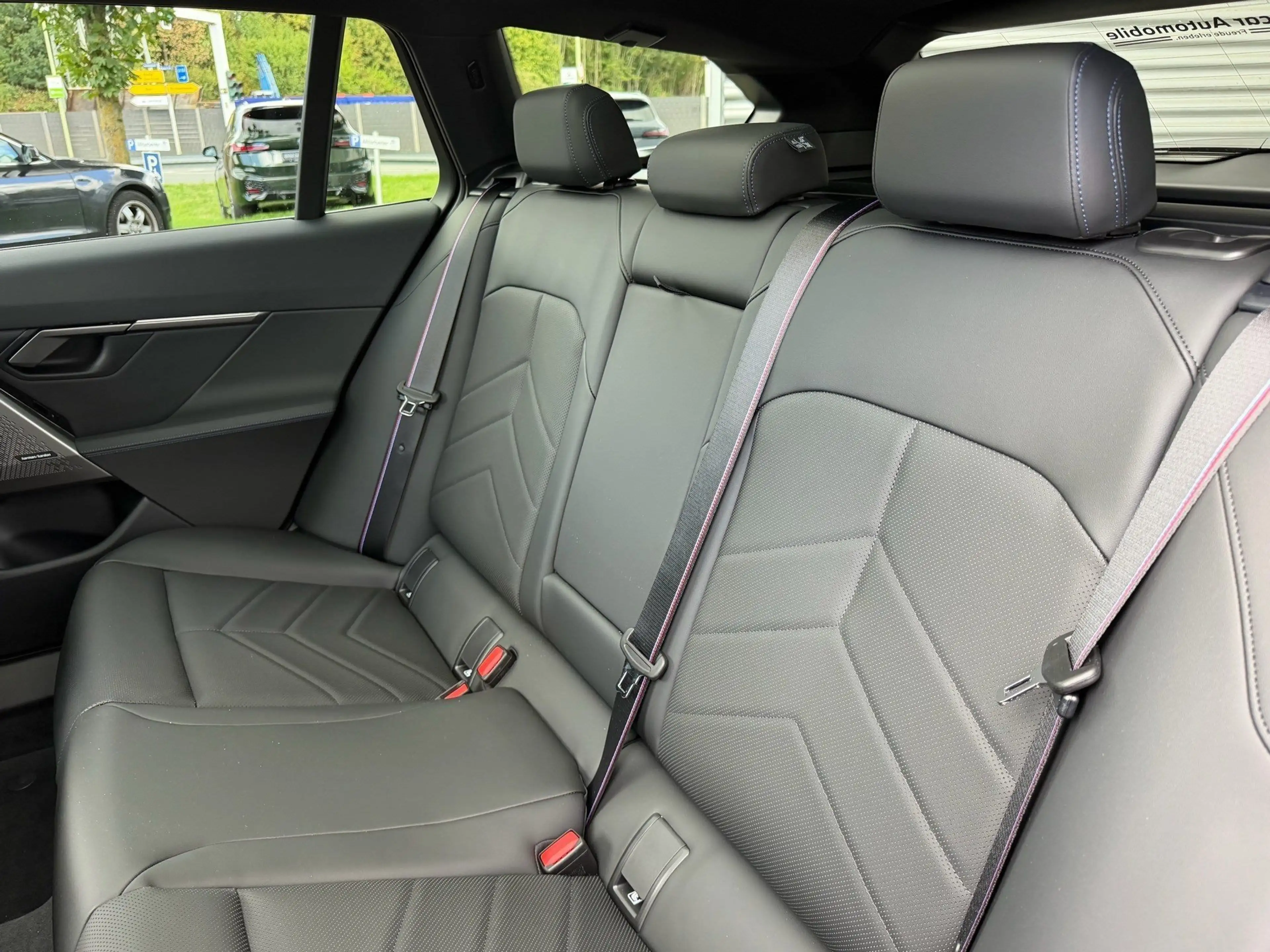 BMW i5 eDrive40 MSportPro HUD PANO DAProf AHK — photo 15