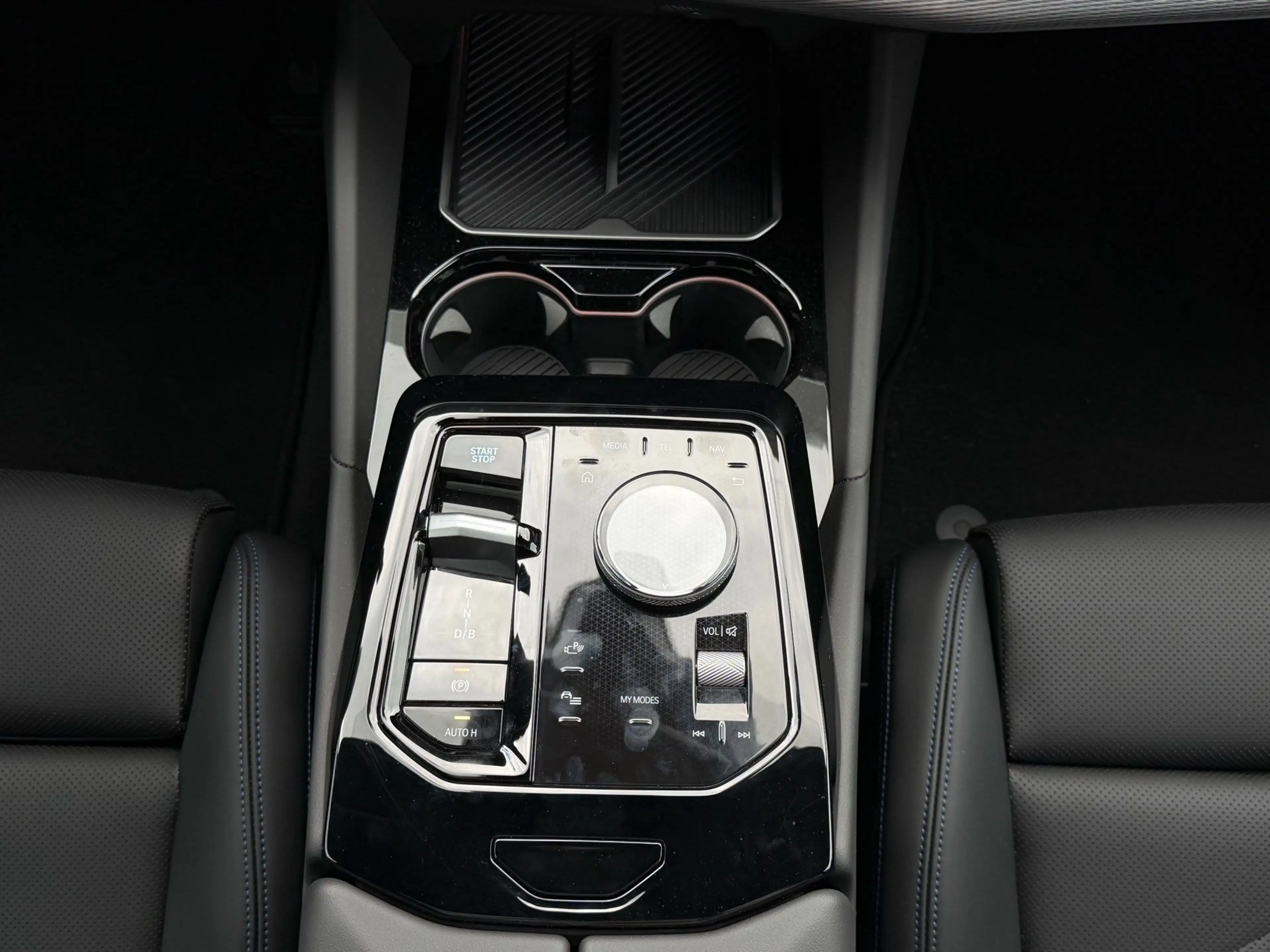 BMW i5 eDrive40 MSportPro HUD PANO DAProf AHK — photo 9