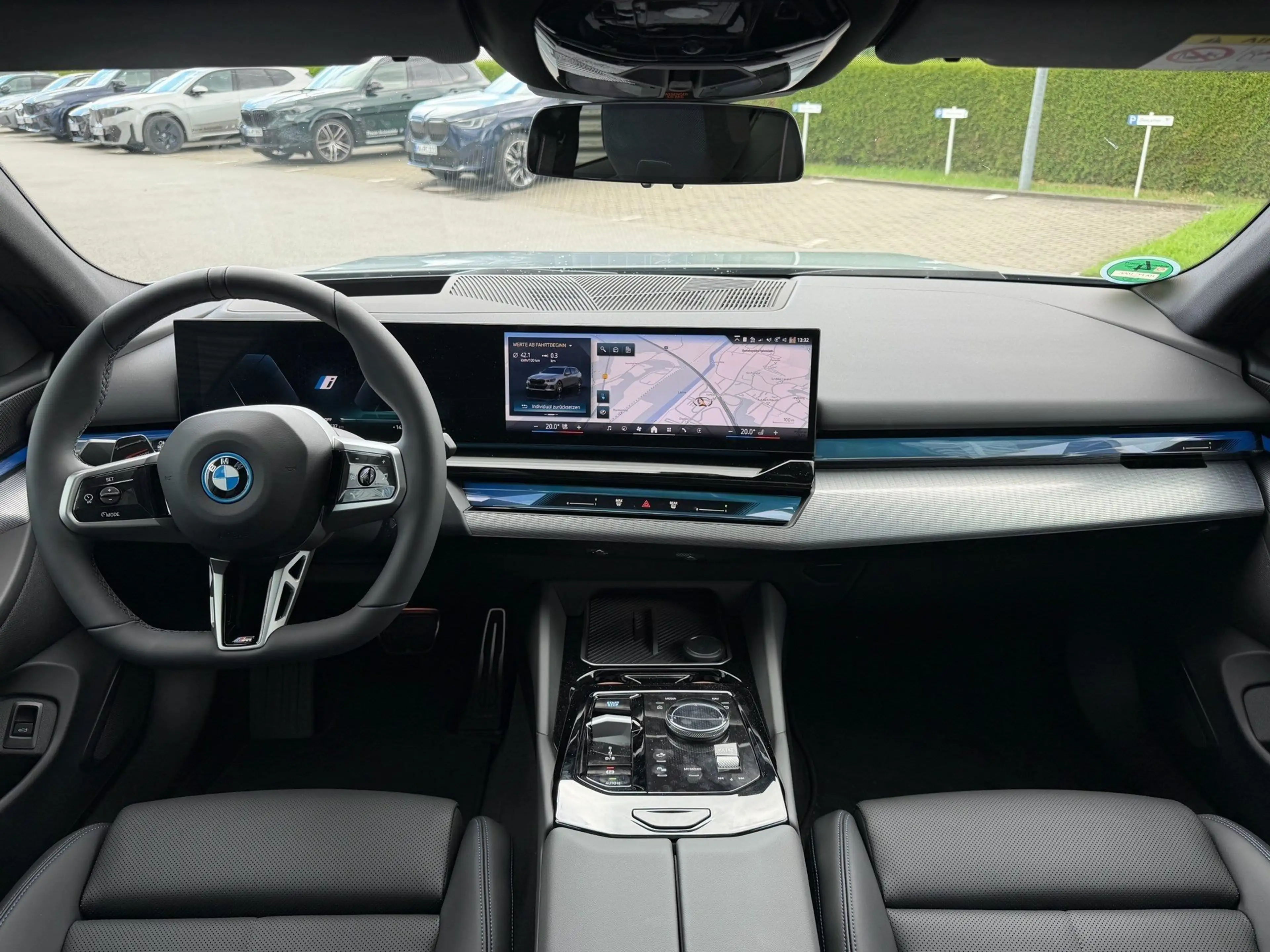 BMW i5 eDrive40 MSportPro HUD PANO DAProf AHK — photo 7