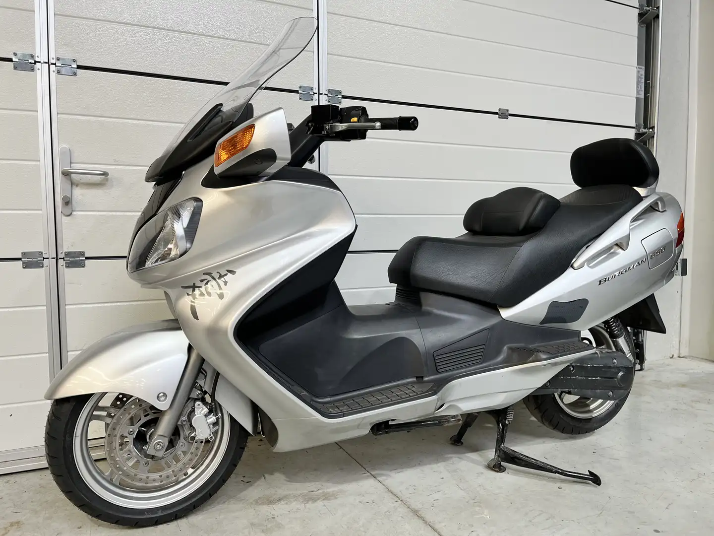 Suzuki Burgman 650 Executive Plateado - 2