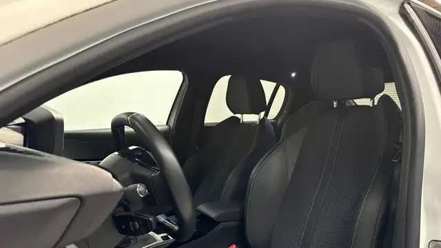 Peugeot 208 view 4