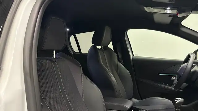 Peugeot 208 view 10