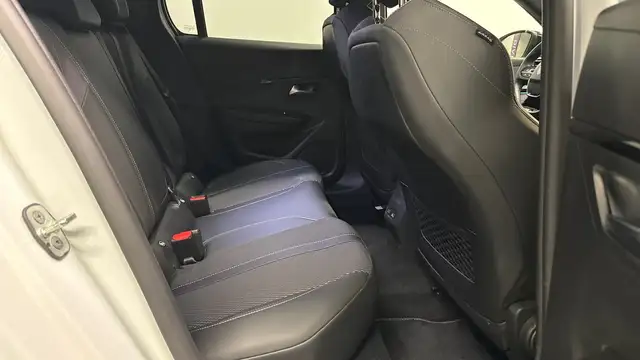 Peugeot 208 view 9