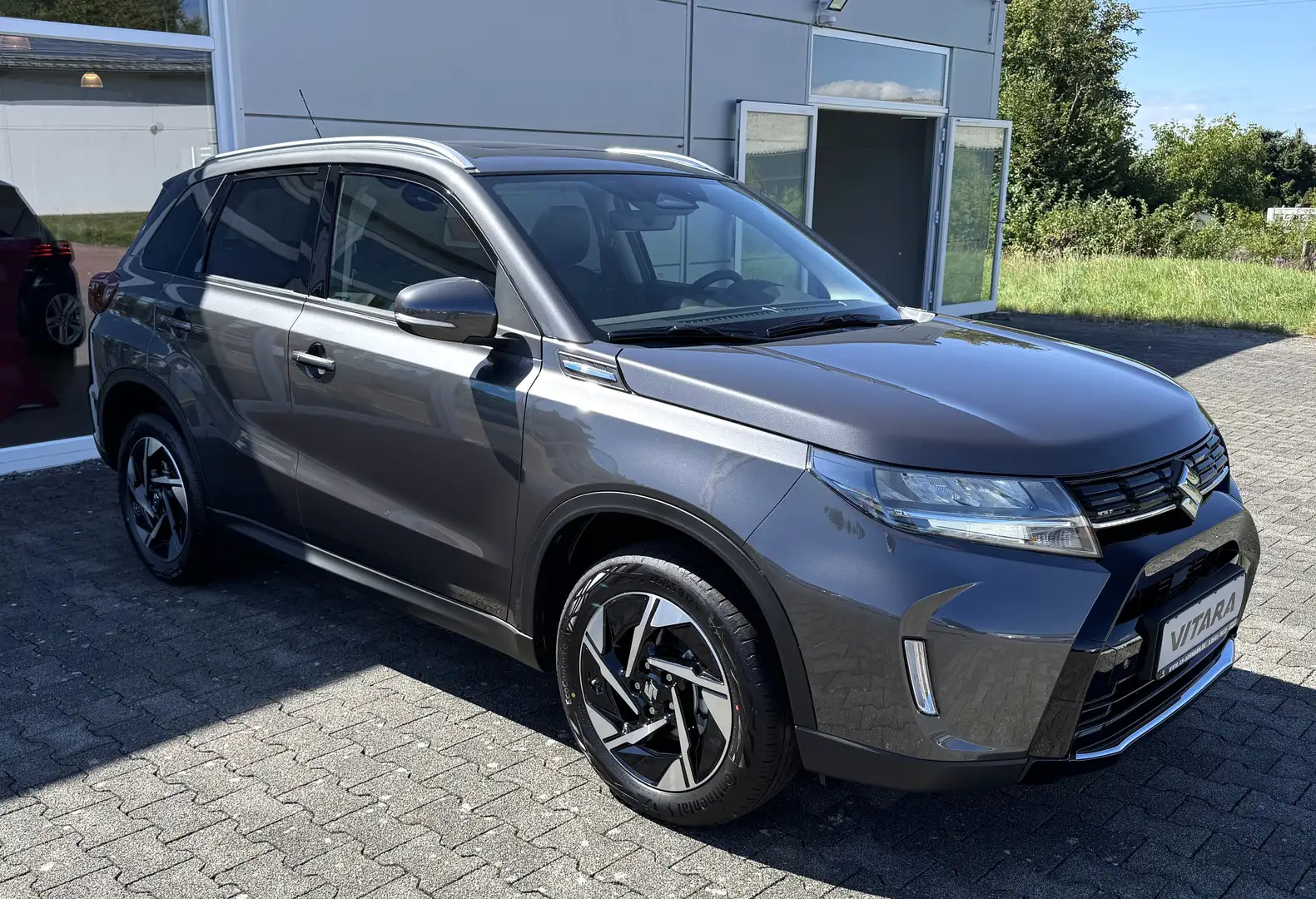 Suzuki Vitara 1.4 Comfort+ ALLGRIP Hybrid 4x4 NAVI KAMERA LED Grijs - 1