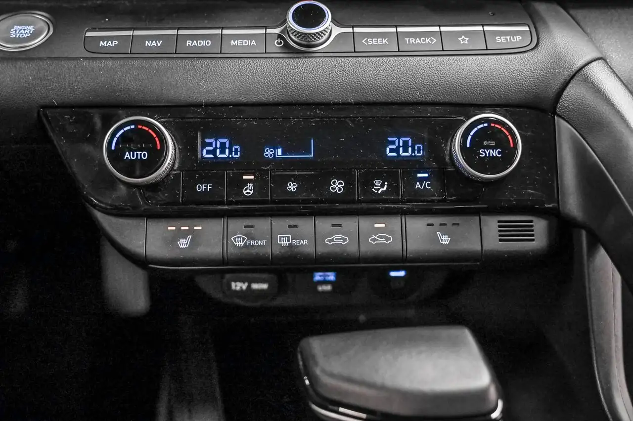 Hyundai ELANTRA photo Hyundai ELANTRA