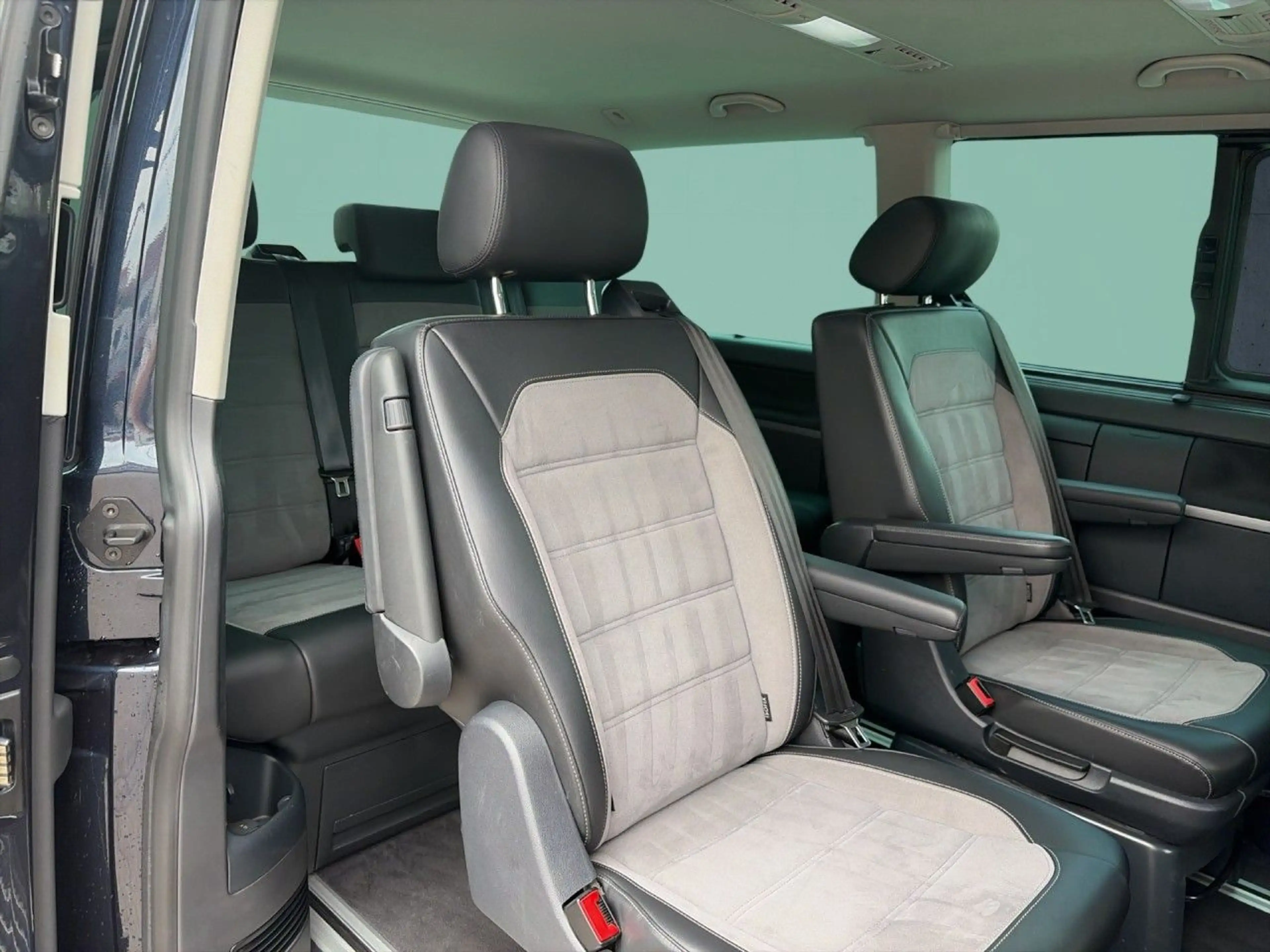 Volkswagen T6.1 Multivan Generation SIX KR 2.0 TDI DSG AHK Klima Navi — photo 14