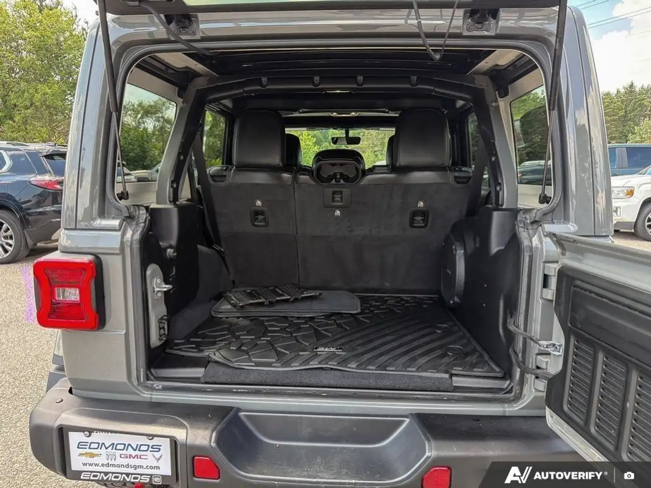 Jeep Wrangler photo Jeep Wrangler