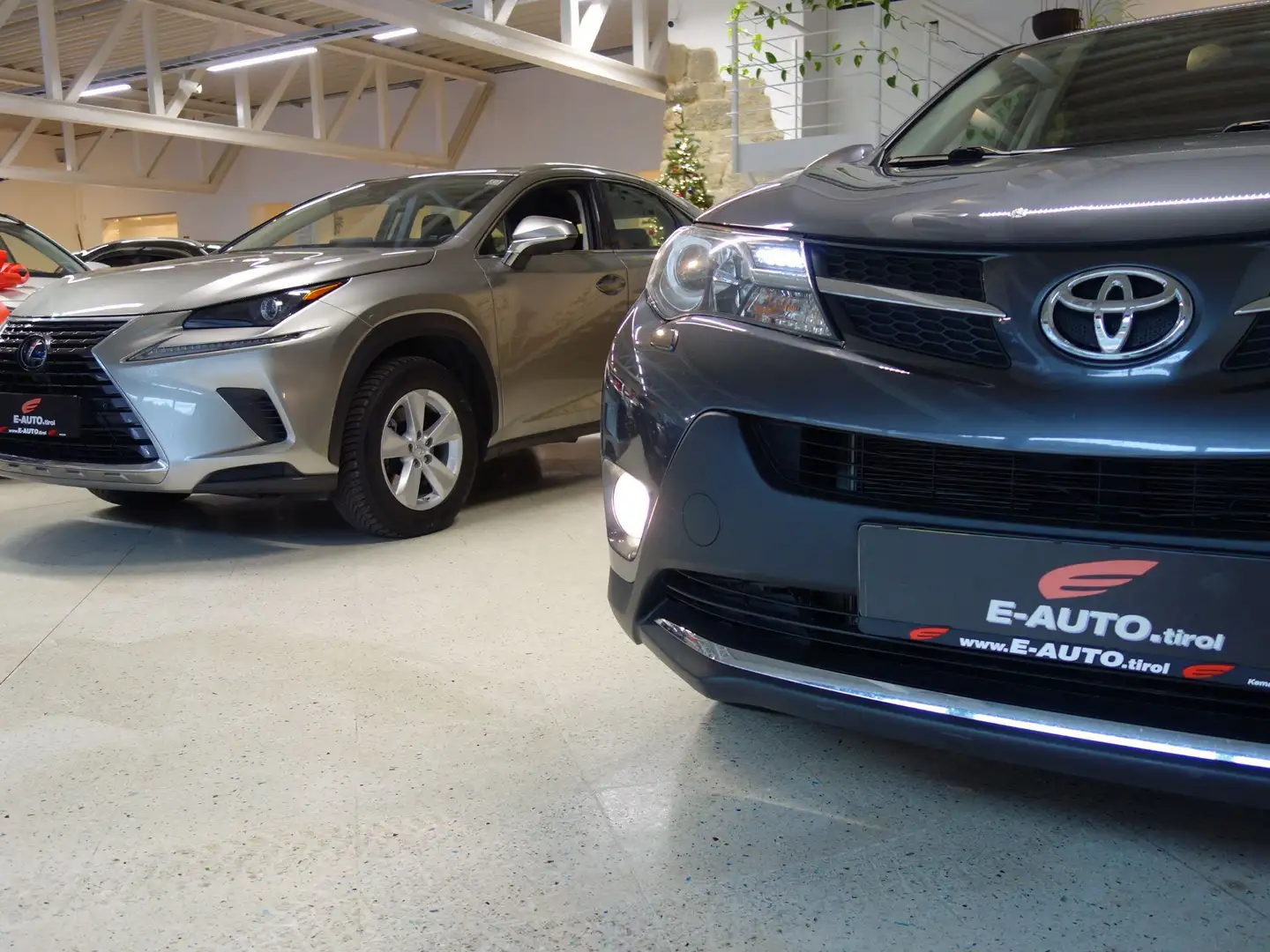 Toyota RAV 4 2,2 D-4D Elegance 4WD *ALLRAD MIT SPERRE *KAMERA Schwarz - 2