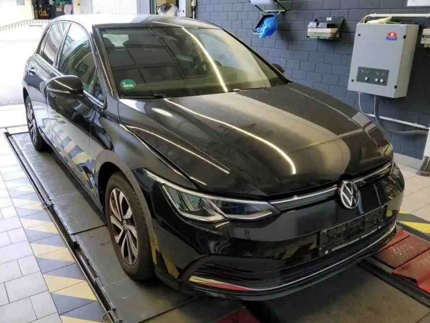 Volkswagen Golf VIII 1.0 eTSI ACTIVE DSG NAV*LED*RFK*App-Co. Zwart - 2