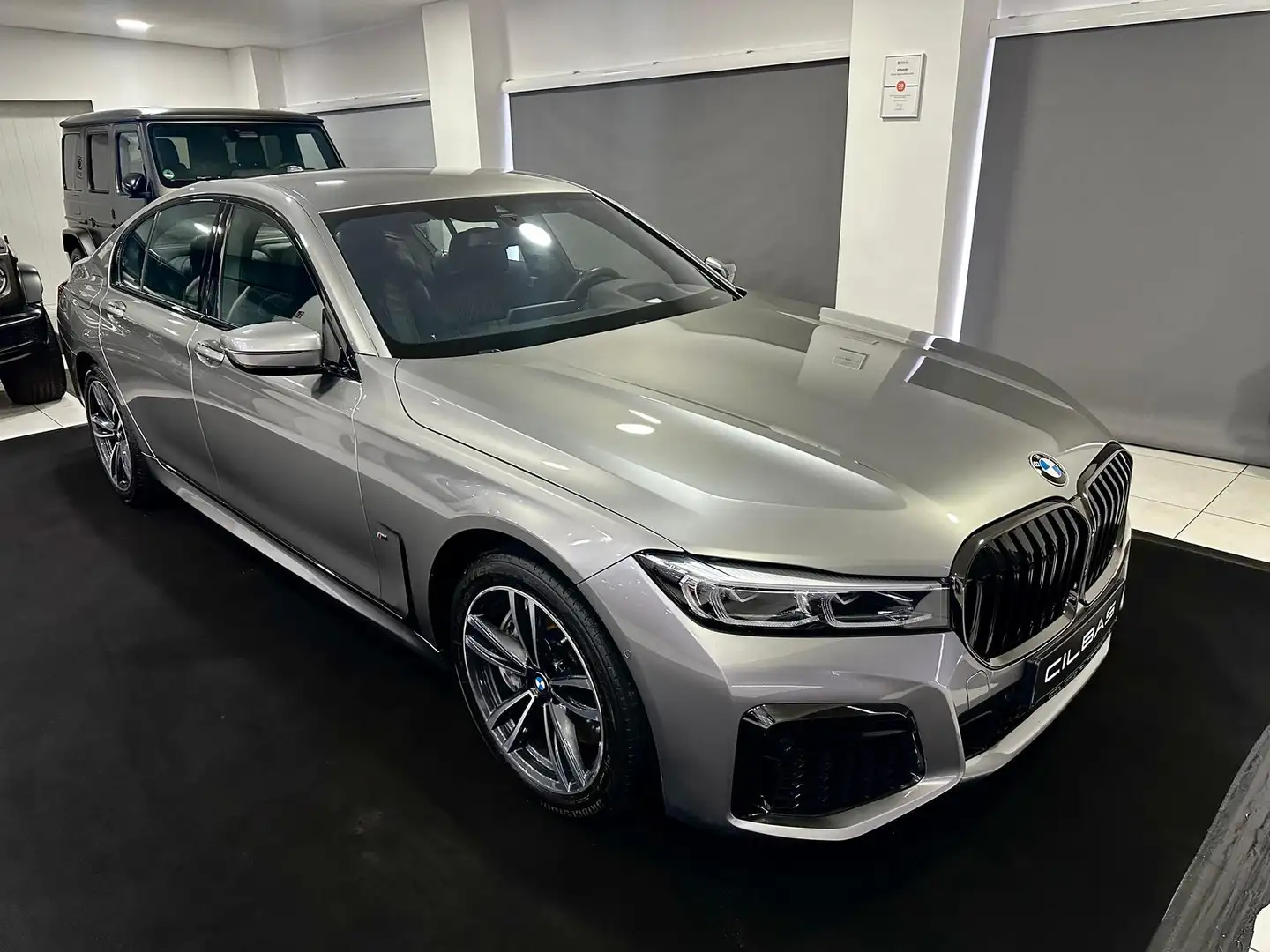 BMW 750 i xDrive M Sport *LED*MASSAGE*HUD*SHADOW*KAM Сірий - 2