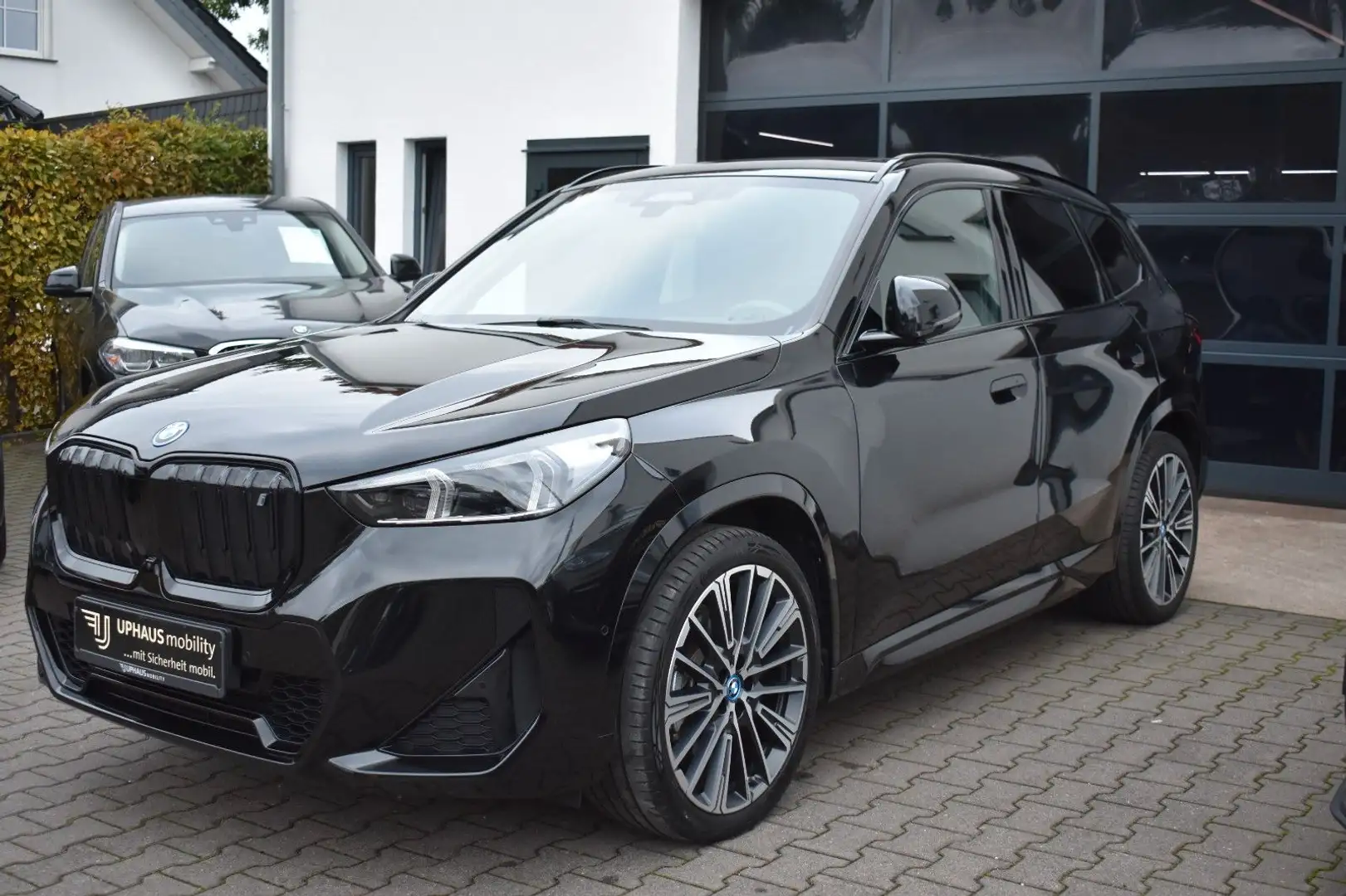 BMW iX1 30 xDrive M Sport Noir - 2