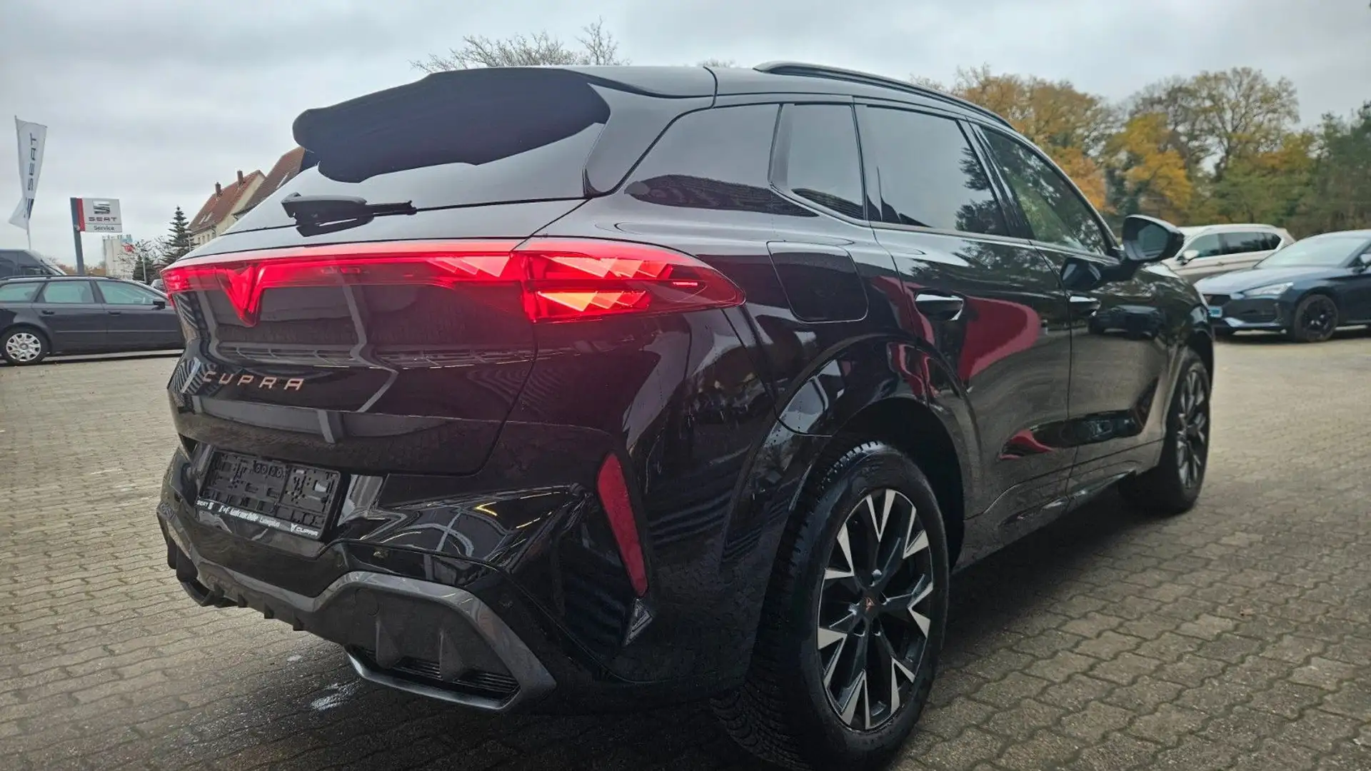 CUPRA Terramar 1.5 eTSI 150 PS DSG NAVI+ACC+TOP VIEW++ Schwarz - 2