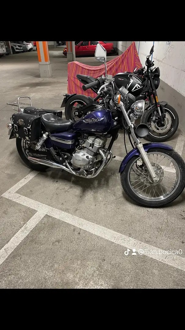Honda CA 125 Rebel Noir - 1