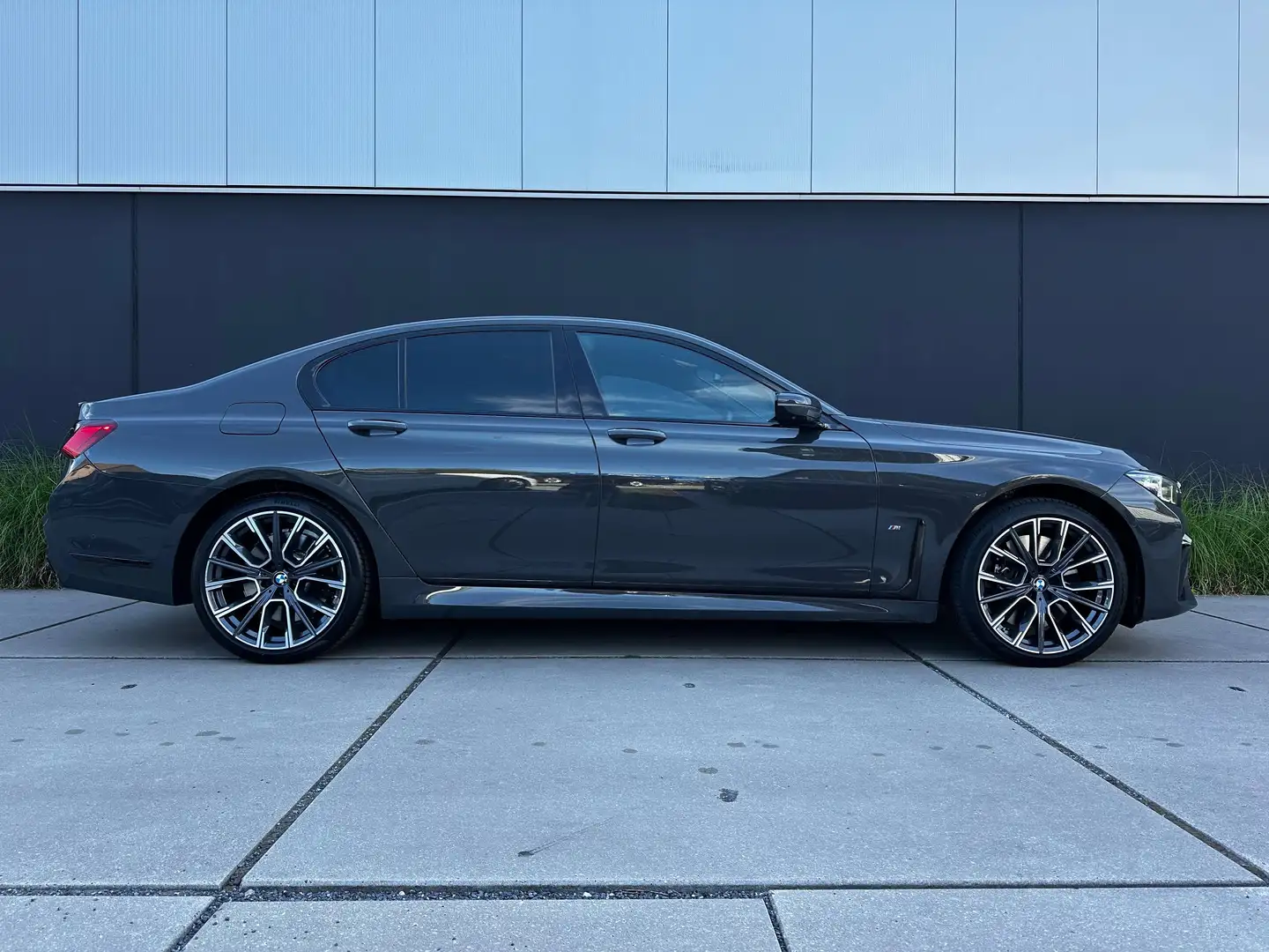 BMW 745 eAS PHEV *M-SPORTPAKKET*HK SOUND*MASSAGE*HUD*SOFTCLOSE*OPEN DAK*KEYLESS* Grau - 2