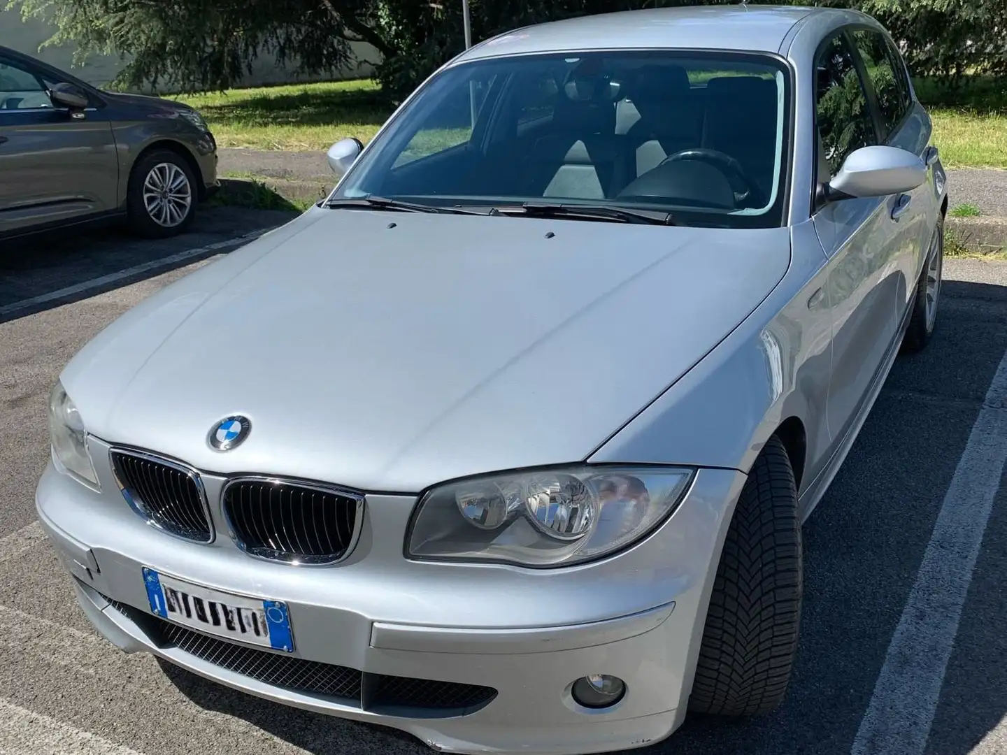 BMW 120 120d Eletta Gümüş rengi - 2