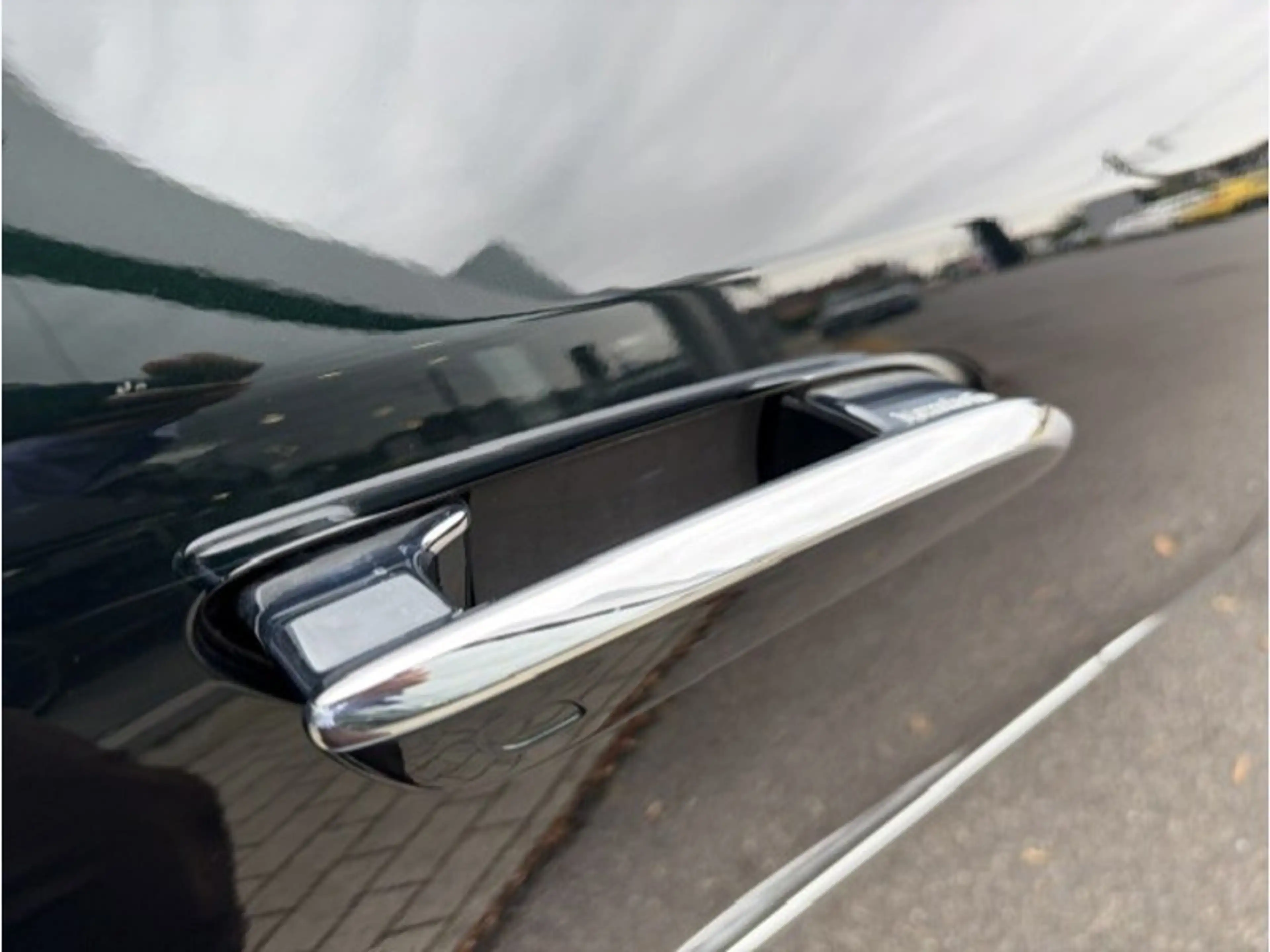 Mercedes-Benz EQE SUV 300 AMG Line — photo 8