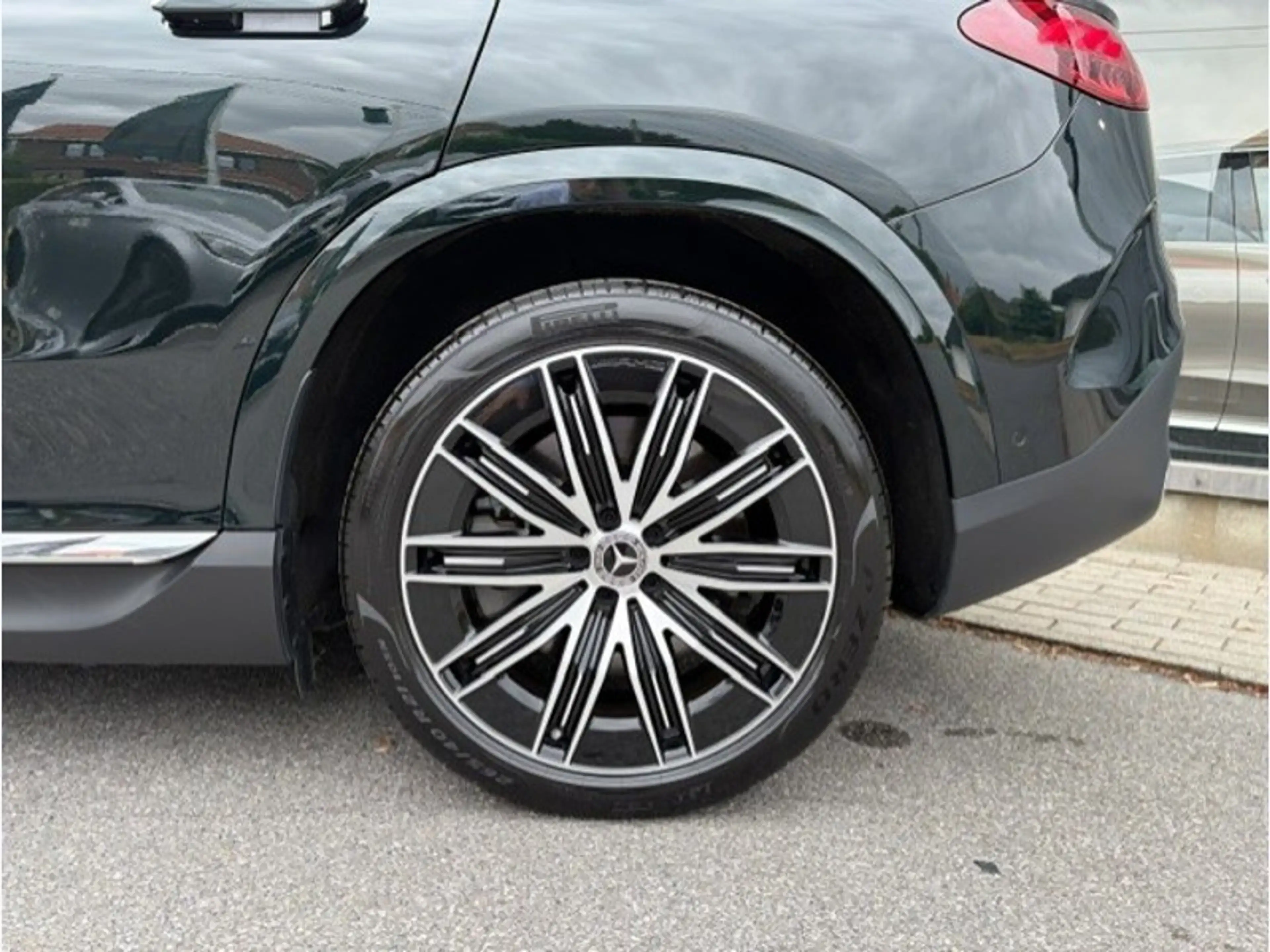 Mercedes-Benz EQE SUV 300 AMG Line — photo 6