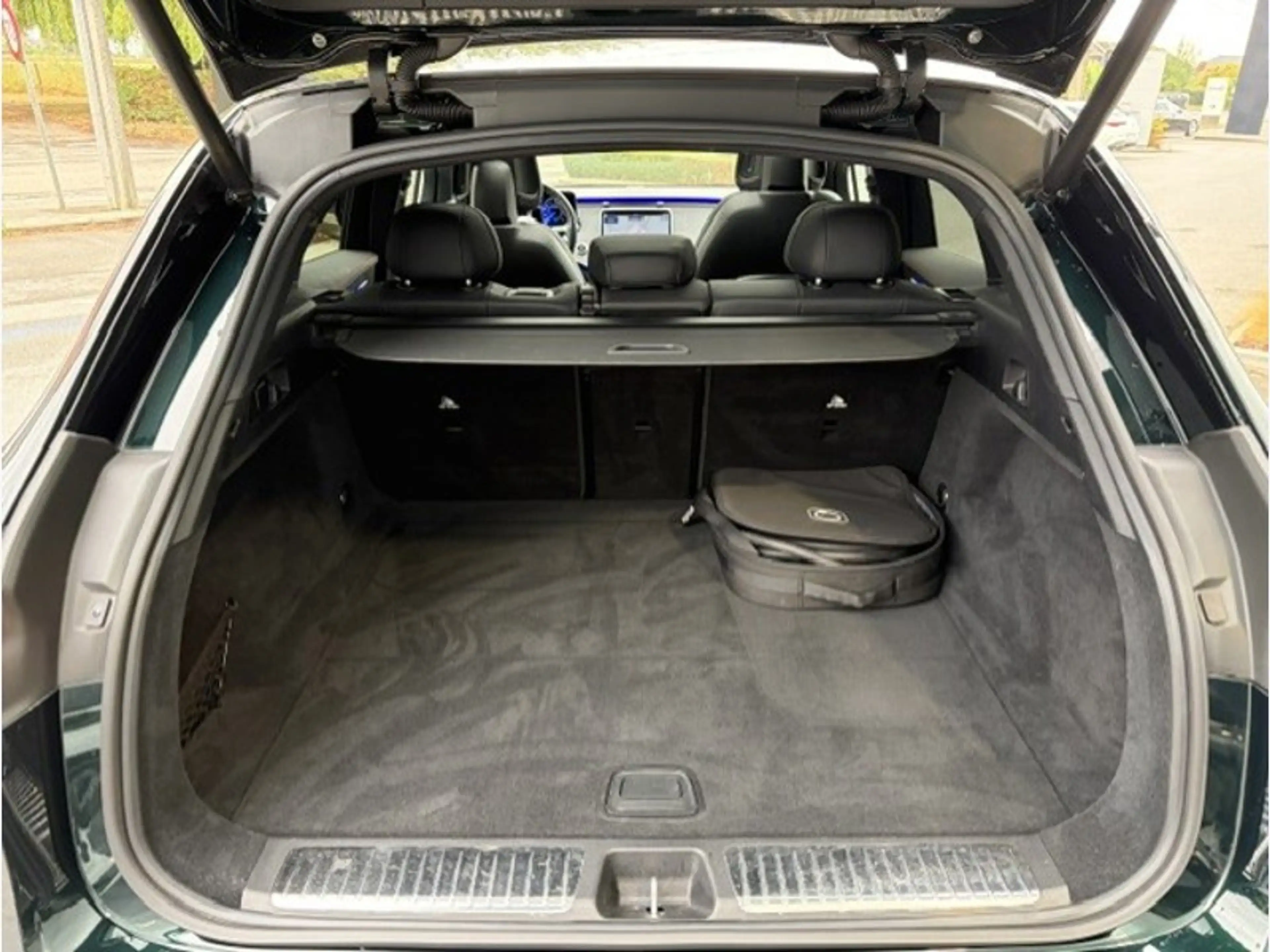 Mercedes-Benz EQE SUV 300 AMG Line — photo 11