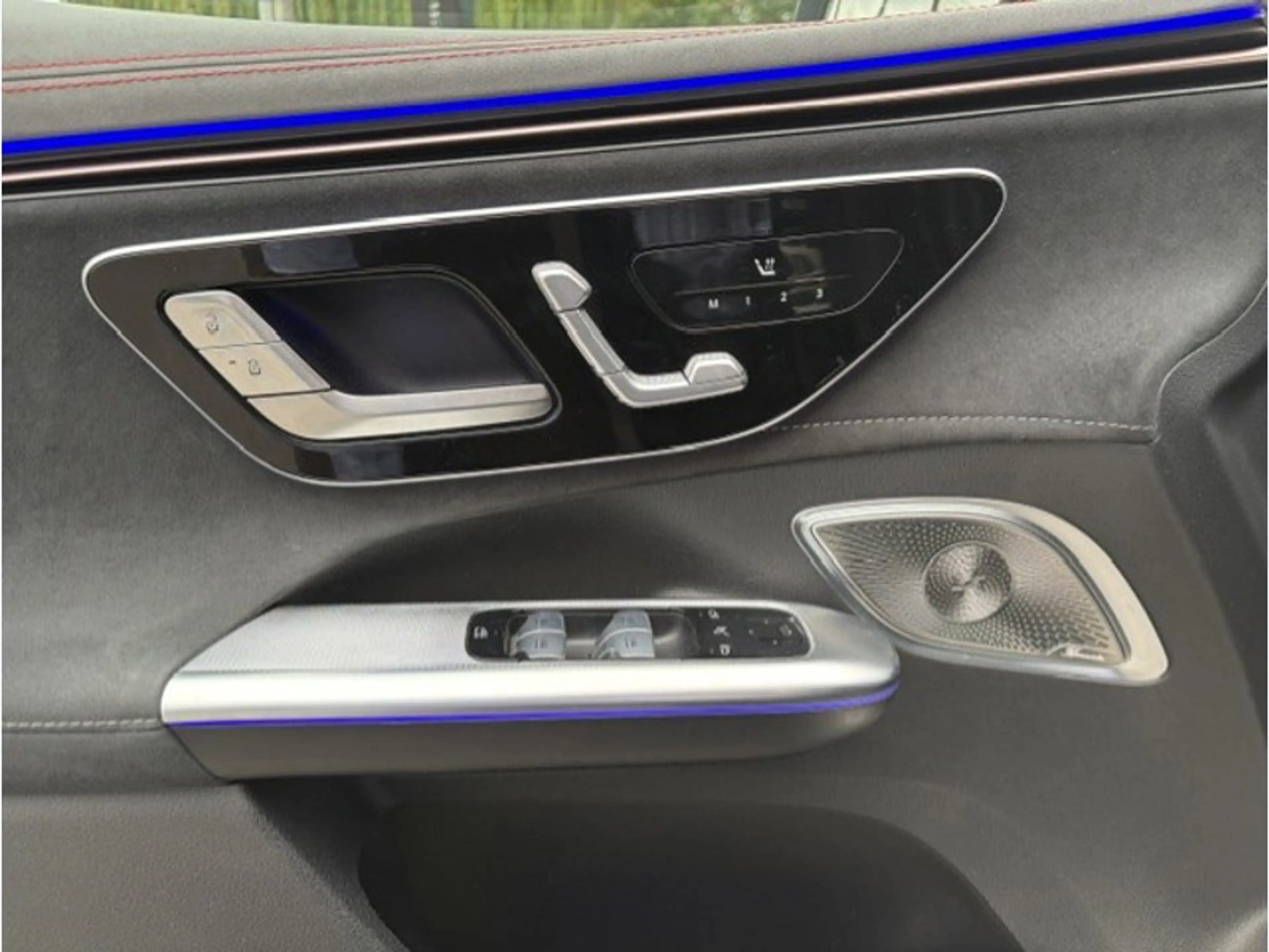 Mercedes-Benz EQE SUV 300 AMG Line — photo 15