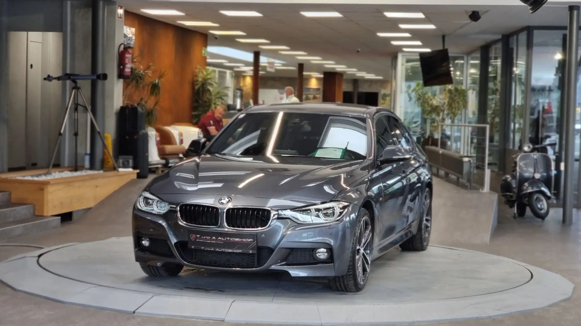BMW 320 i xDrive 1-Hand M-Paket Aut. *Kamera*Navi*19Zoll* Grey - 2