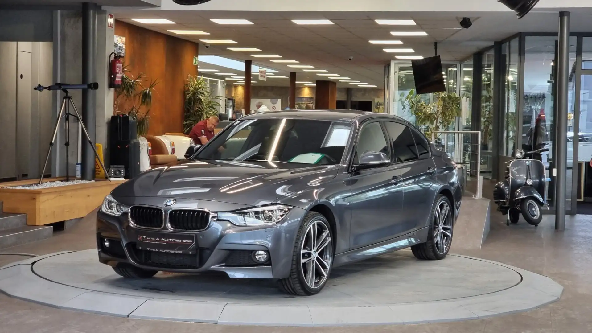BMW 320 i xDrive 1-Hand M-Paket Aut. *Kamera*Navi*19Zoll* Grey - 1