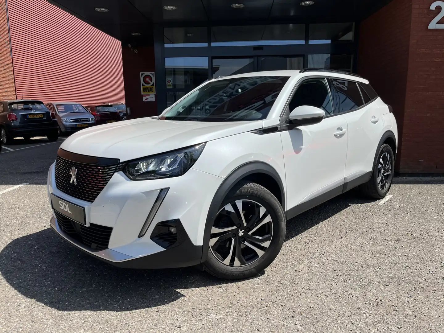 Peugeot 2008 1.2 PureTech Allure // LED // CAMERA+SENSOREN // N Blanc - 2