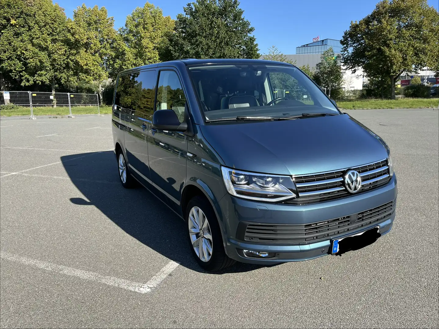 Volkswagen T6 Multivan Edition + ACC + Standheizung + 2x Schiebetür Grün - 2