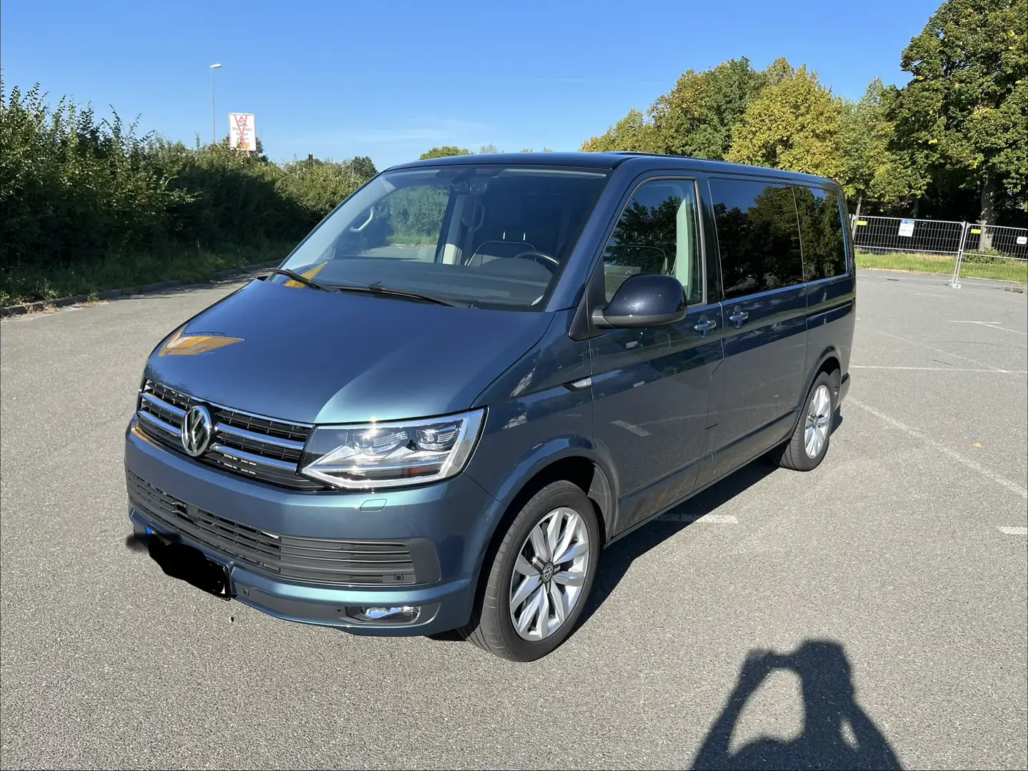 Volkswagen T6 Multivan Edition + ACC + Standheizung + 2x Schiebetür Grün - 1