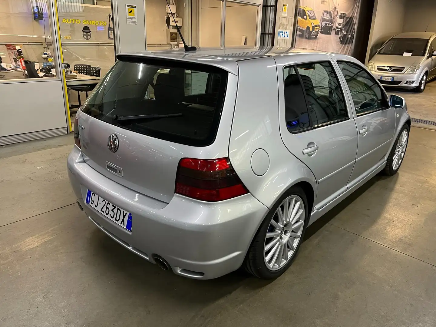 Volkswagen Golf R32   5 porte Grau - 2