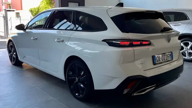 Peugeot 308 view 6