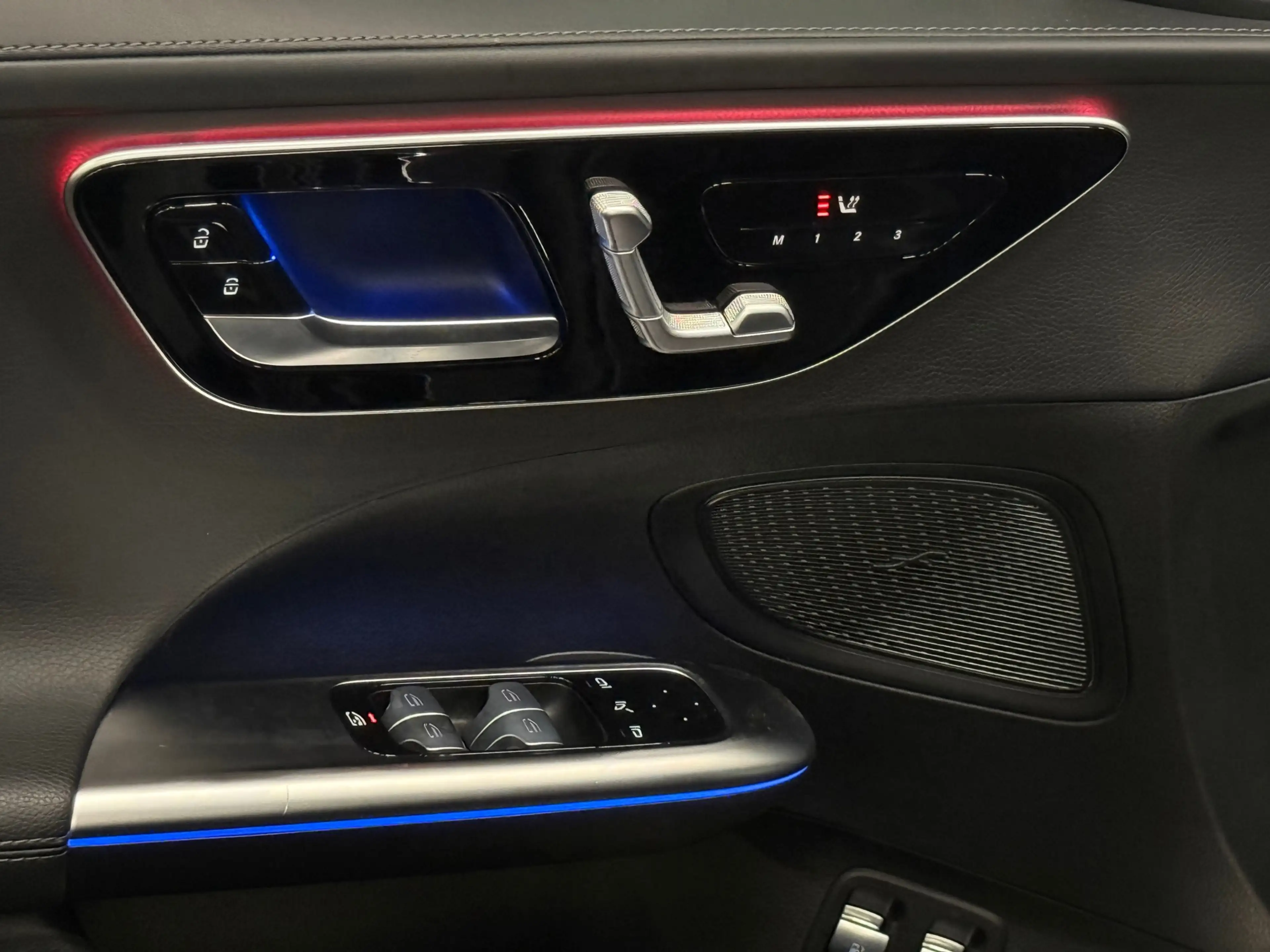 Mercedes-Benz C 300 e AMG C63 Pano Digital Sfeer 360 Memory — photo 11