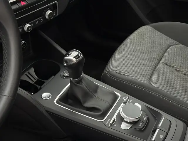 Audi Q2 view 9