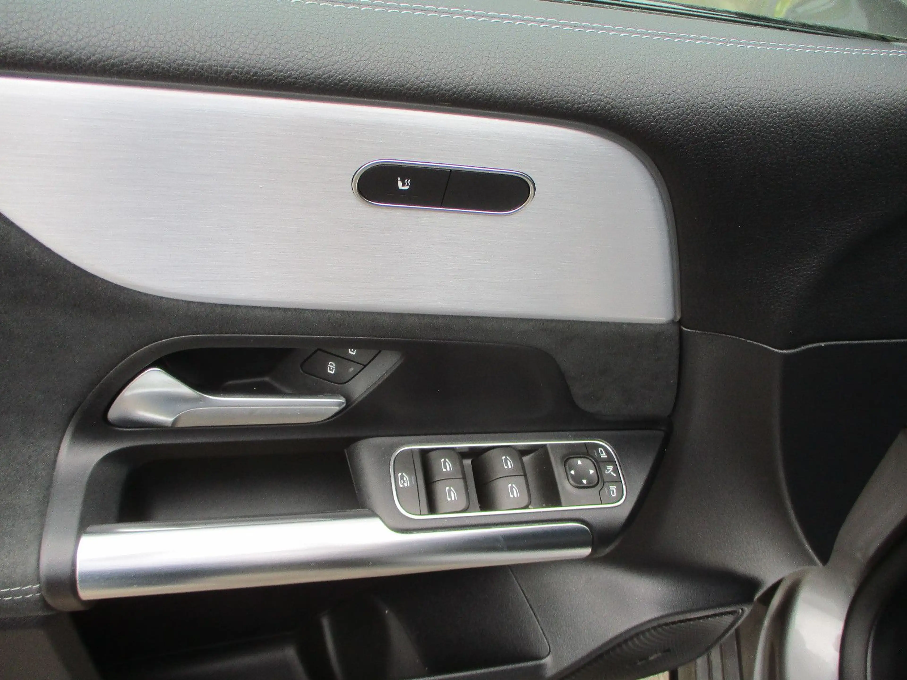 Mercedes-Benz B 200 d AMG NAVI LEDER KAMERA PANORAMA SPURH AHK — photo 11